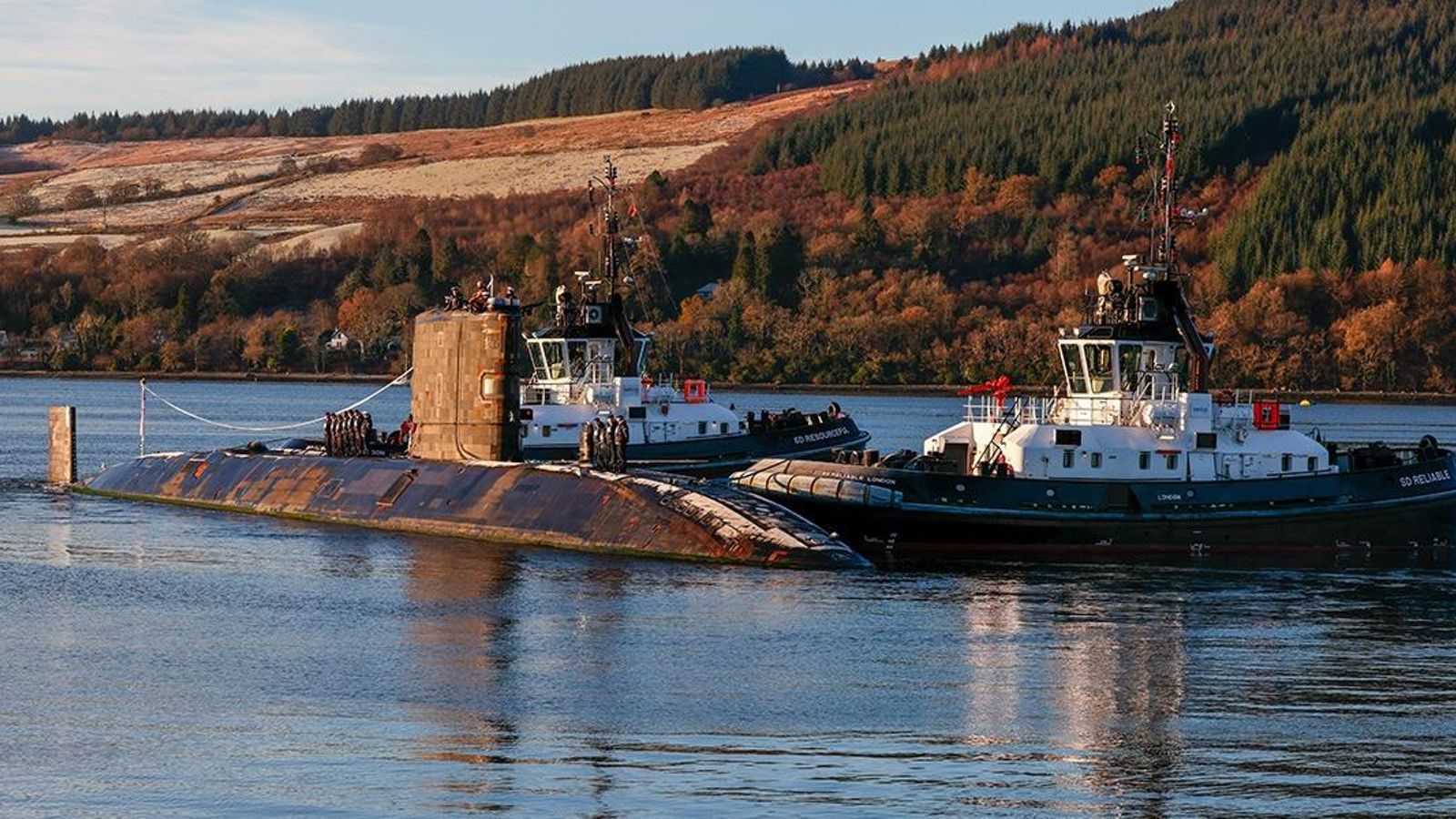 El 'Triumph', escoltado en su vuelta a casa.