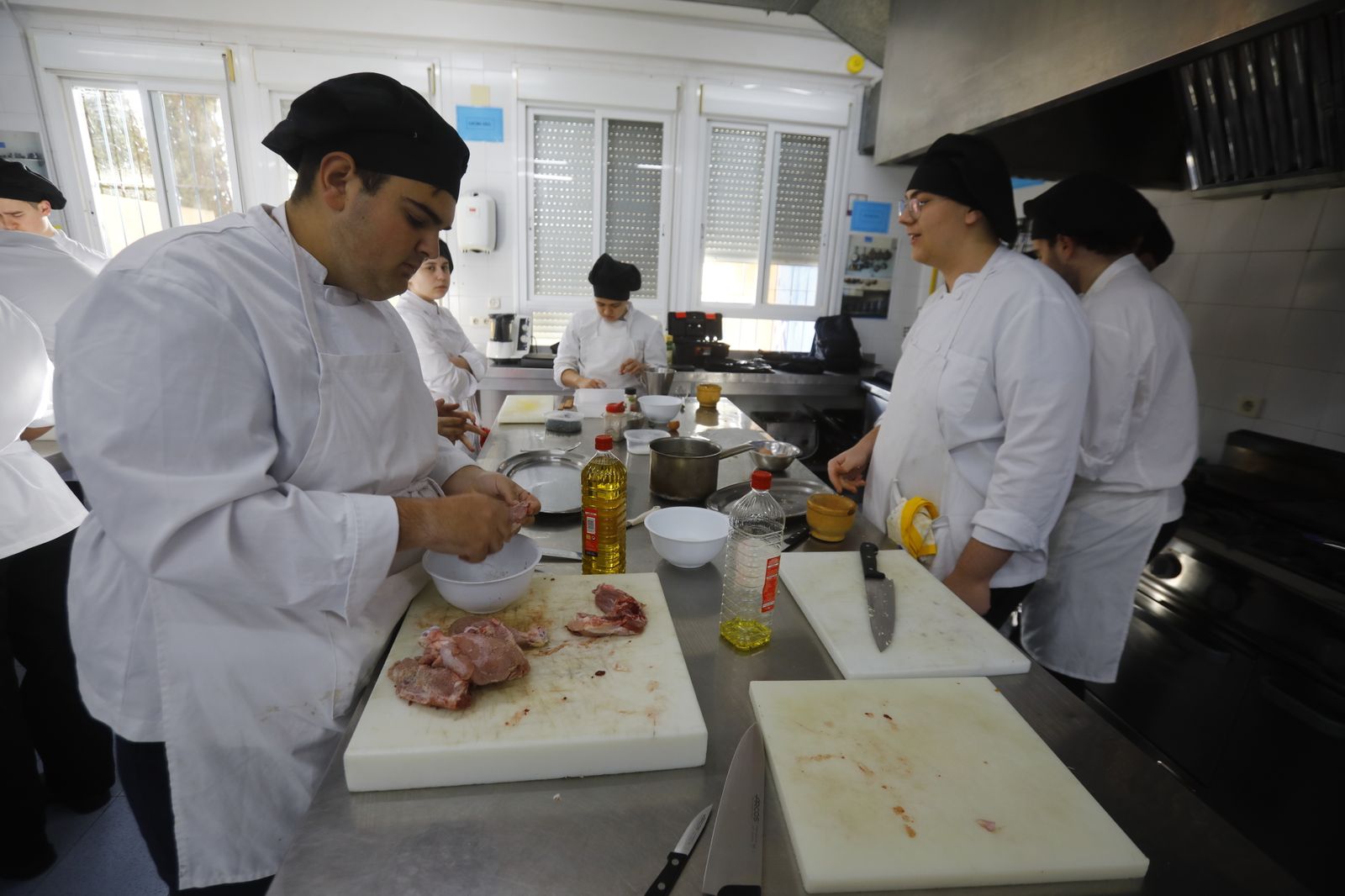 El restaurante y las cocinas del instituto Gran Capitán de Córdoba, en imágenes