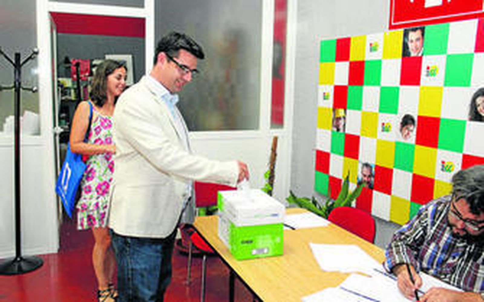 El coordinador local de IU y primer teniente de alcalde del Ayuntamiento de Córdoba, Pedro García, participa en el referéndum.
