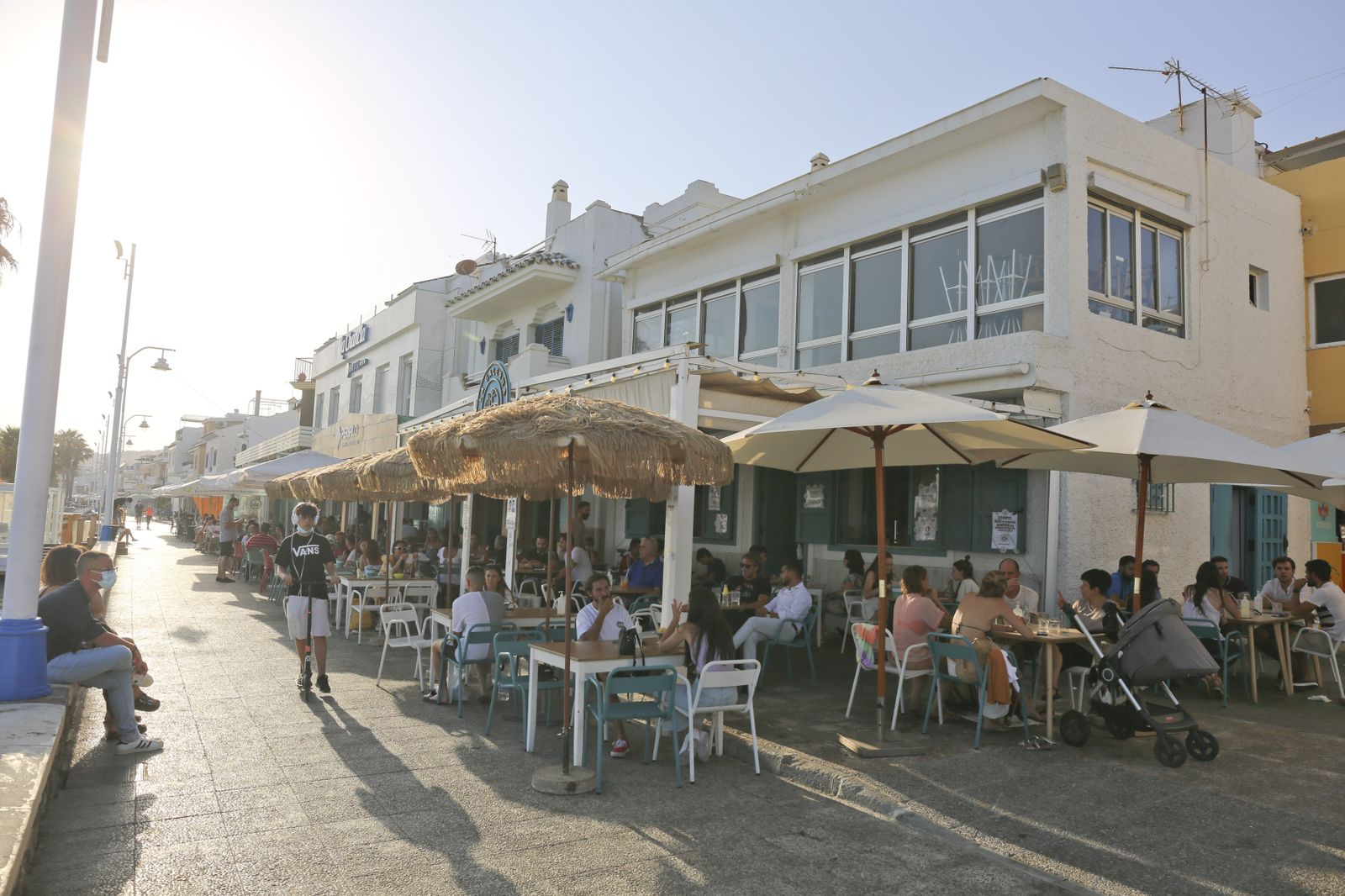 Así se está viviendo el verano del coronavirus en Pedregalejo. Fotos al atardecer