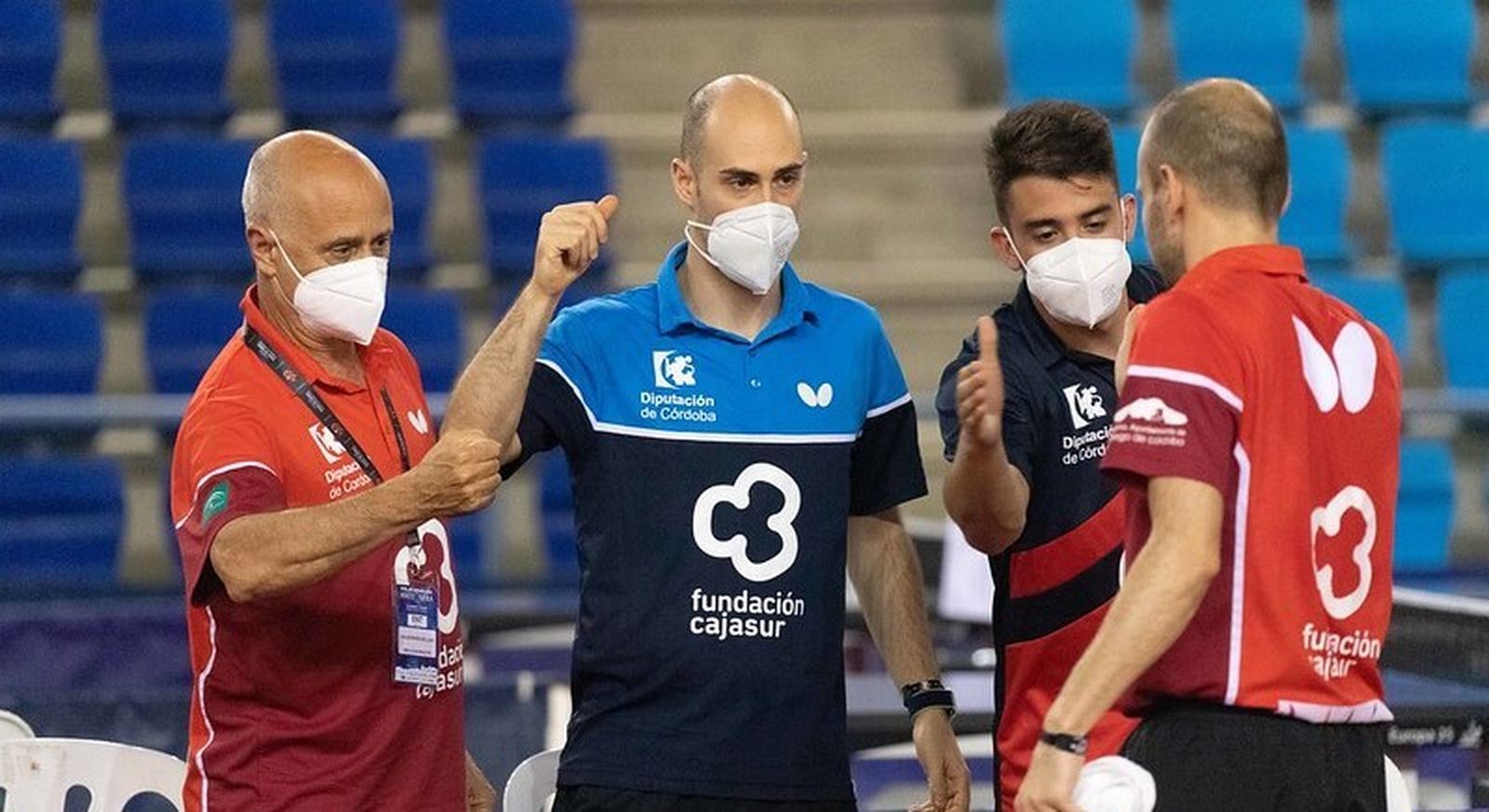 Los jugadores y el técnico del Cajasur Priego, en un reciente partido.