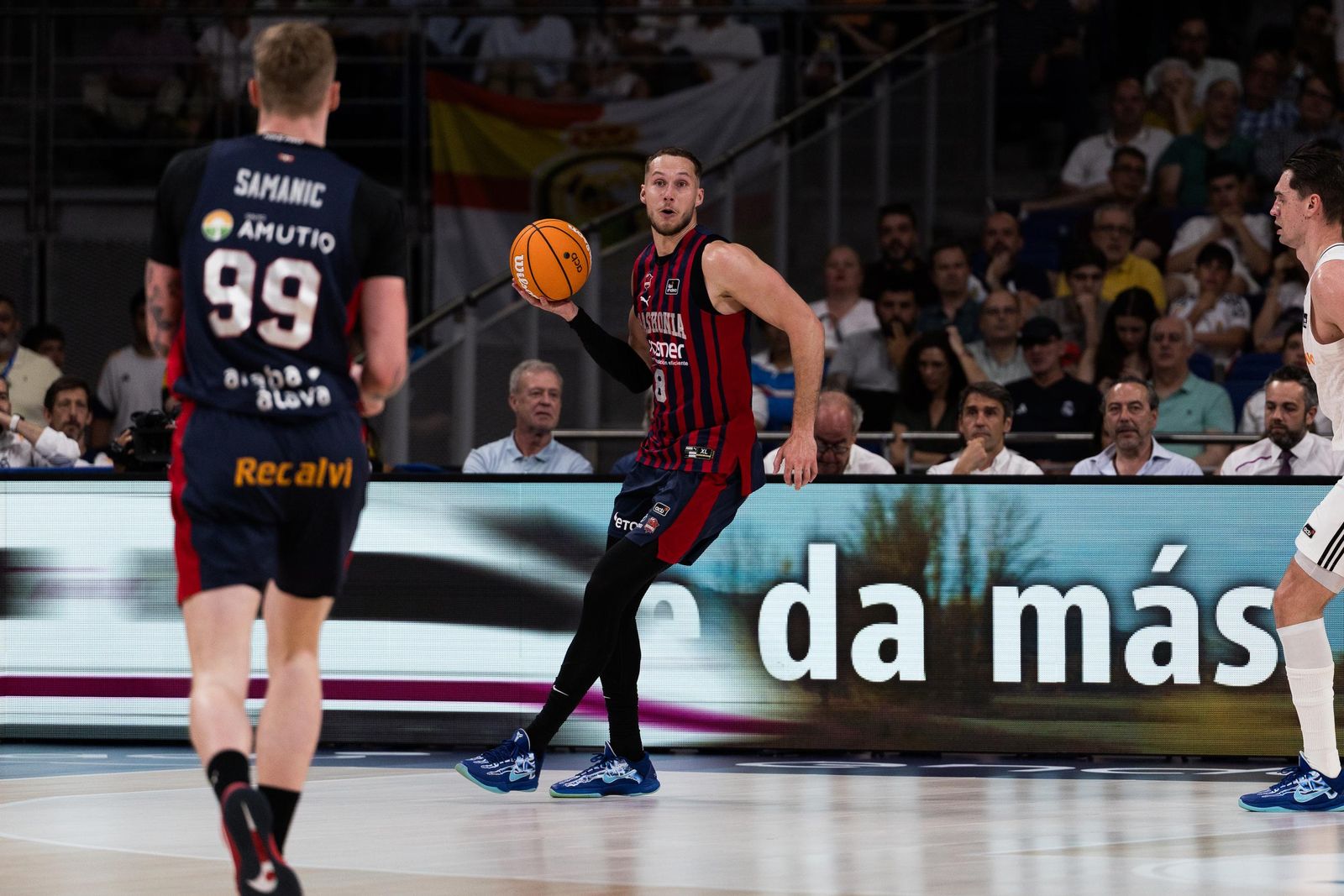 El Real Madrid sufre pero gana al Baskonia (82-76)
