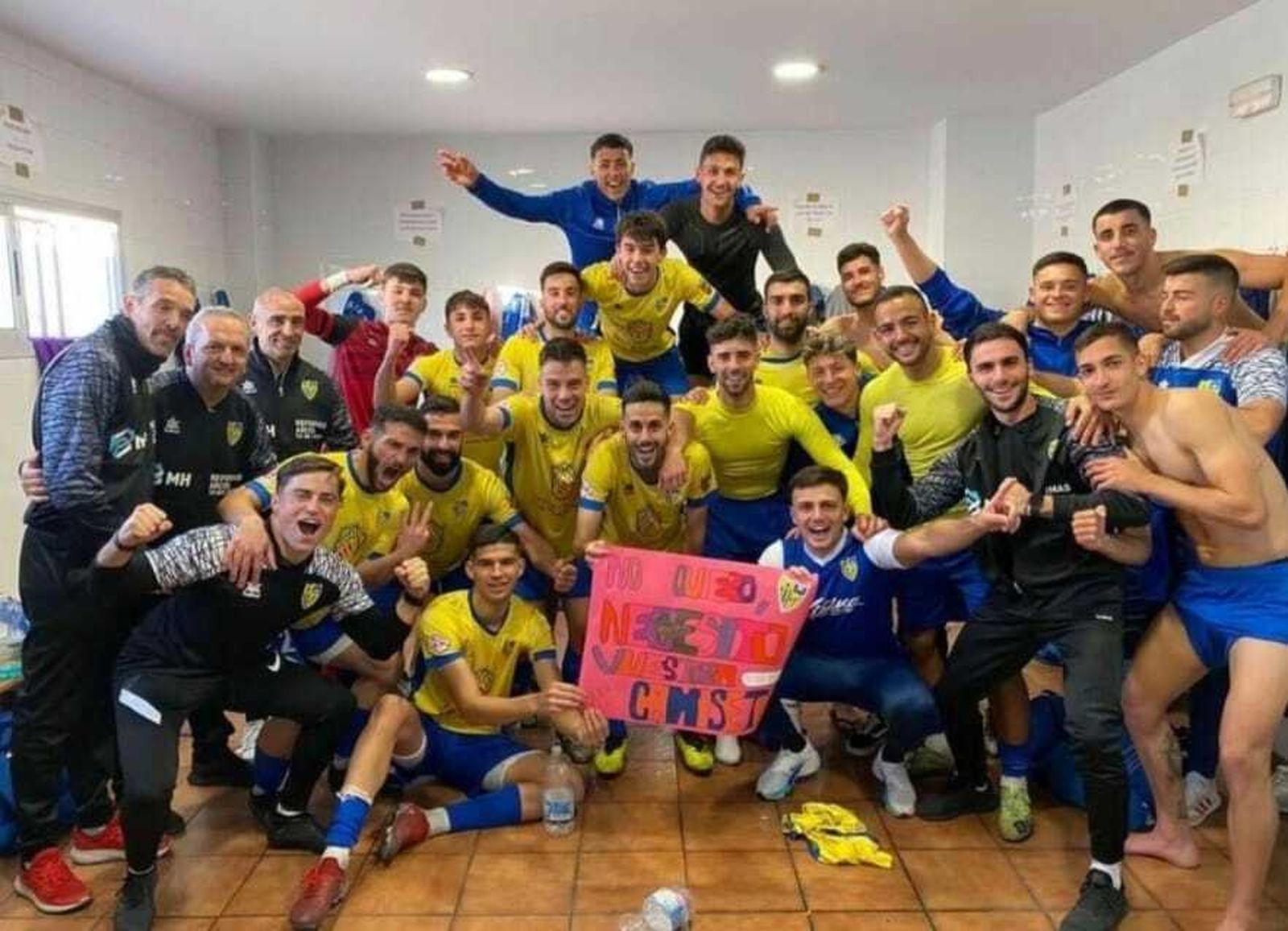 La alegría de los conileños en el vestuario a la finalización del encuentro.