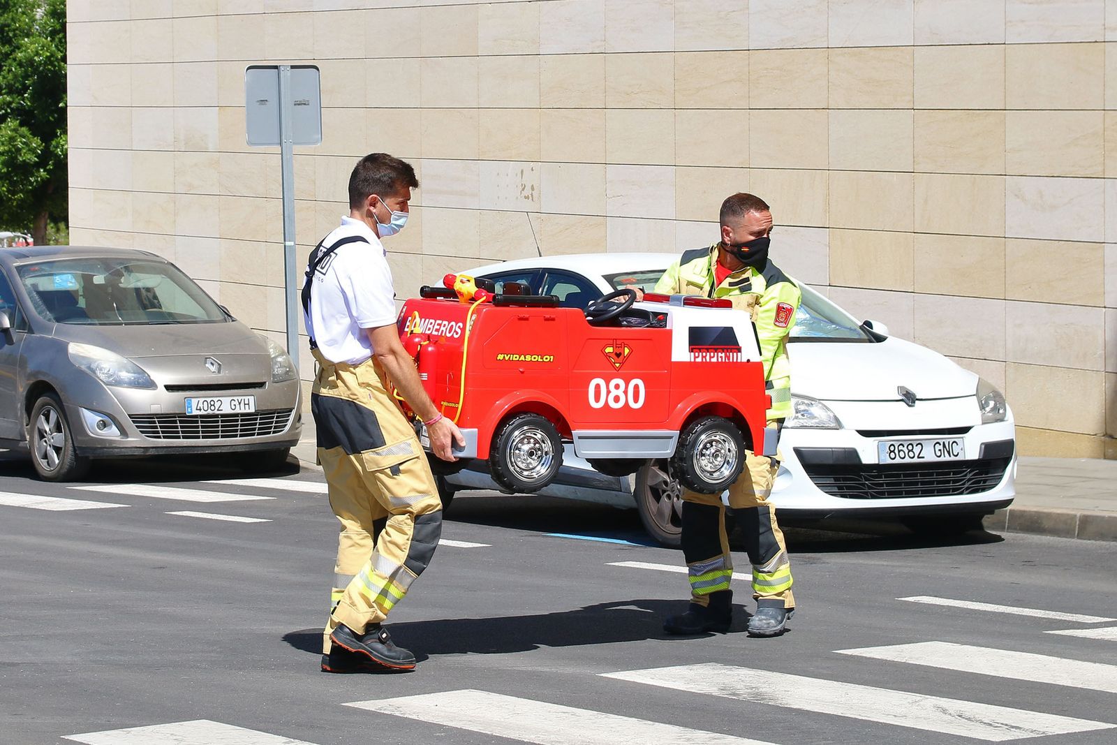 Fotogalería los bomberos de Almería regalan un cochecito eléctrico y camisetas a los niños hospitalizados de Torrecárdenas