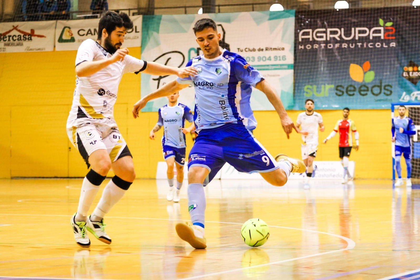 El celeste Isma Medina prepara la pierna para el disparo durante el último encuentro disputado por los ejidenses en casa.