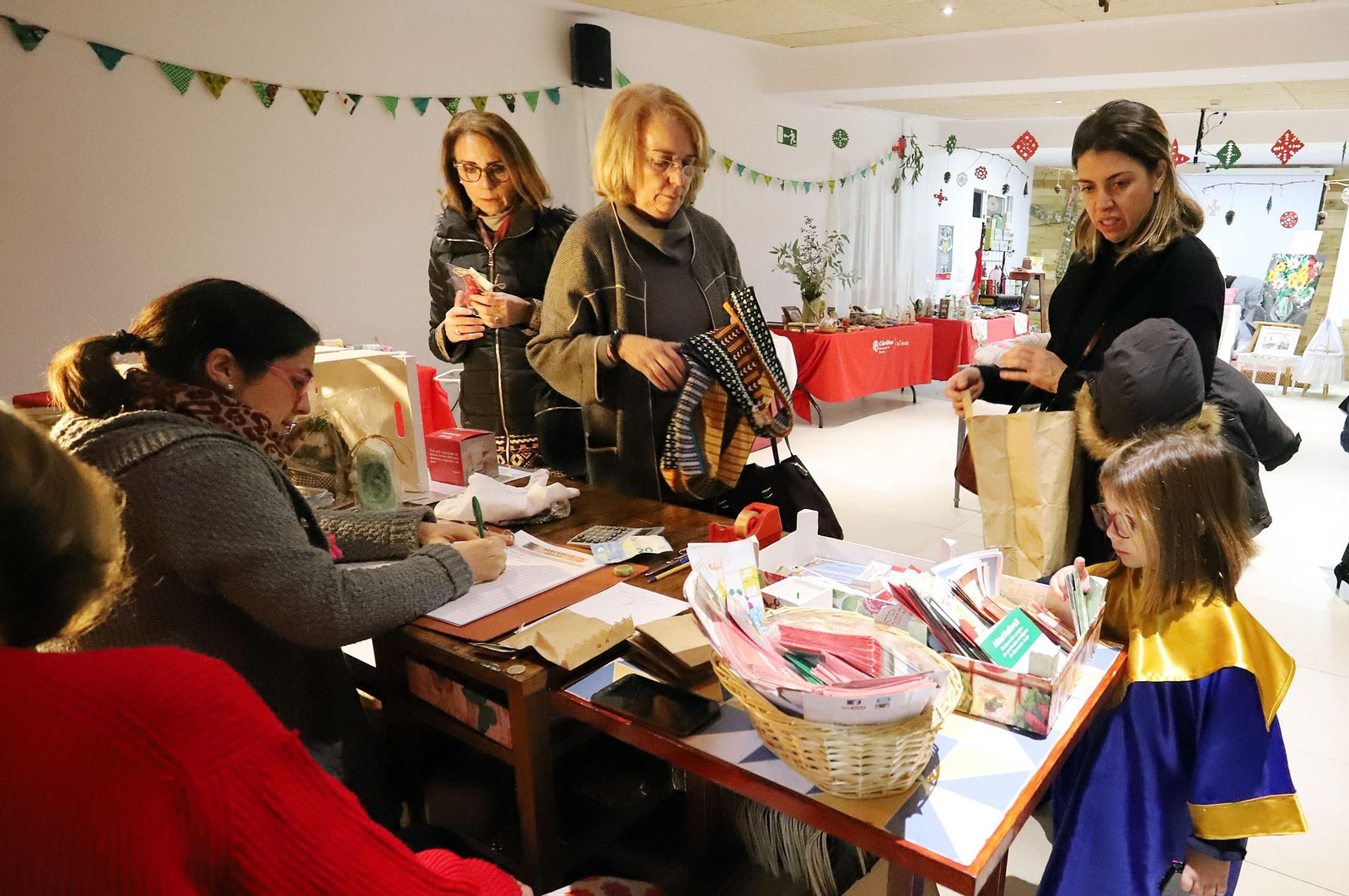 Imágenes del mercado navideño de Cáritas