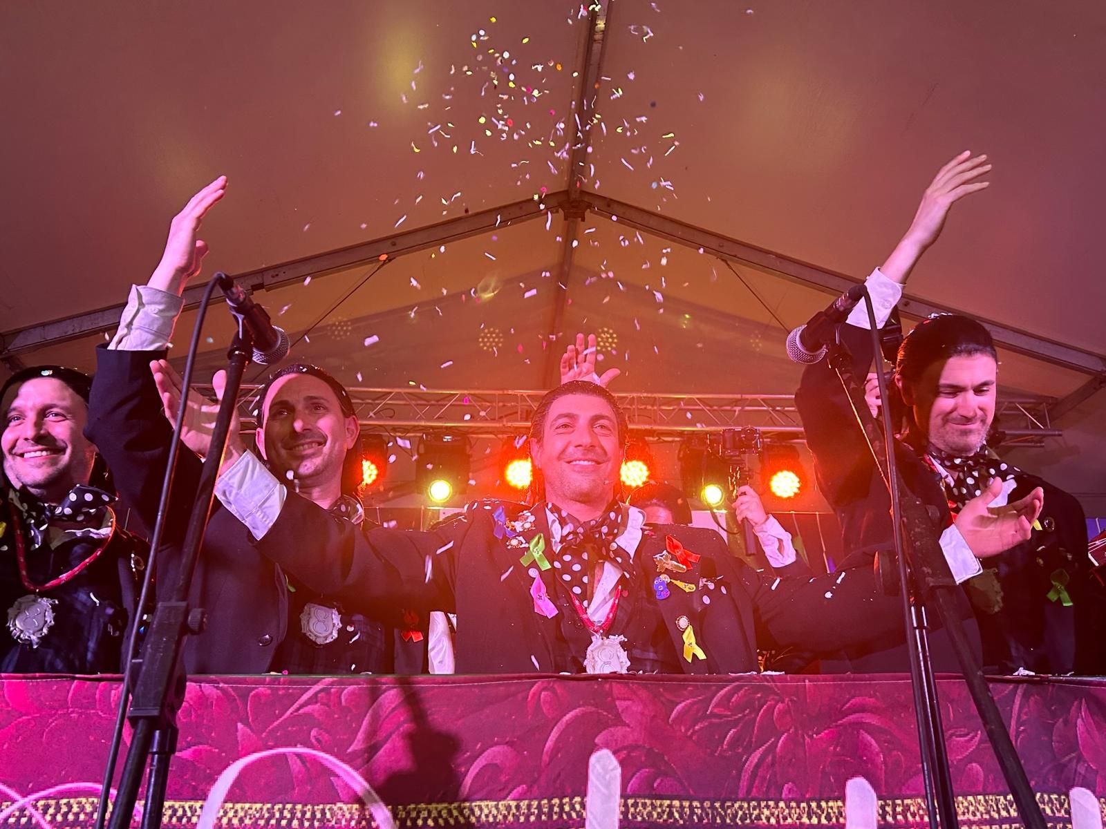 'El Bizcocho', junto a su chirigota, tras pregonar el Carnaval de Sanlúcar.