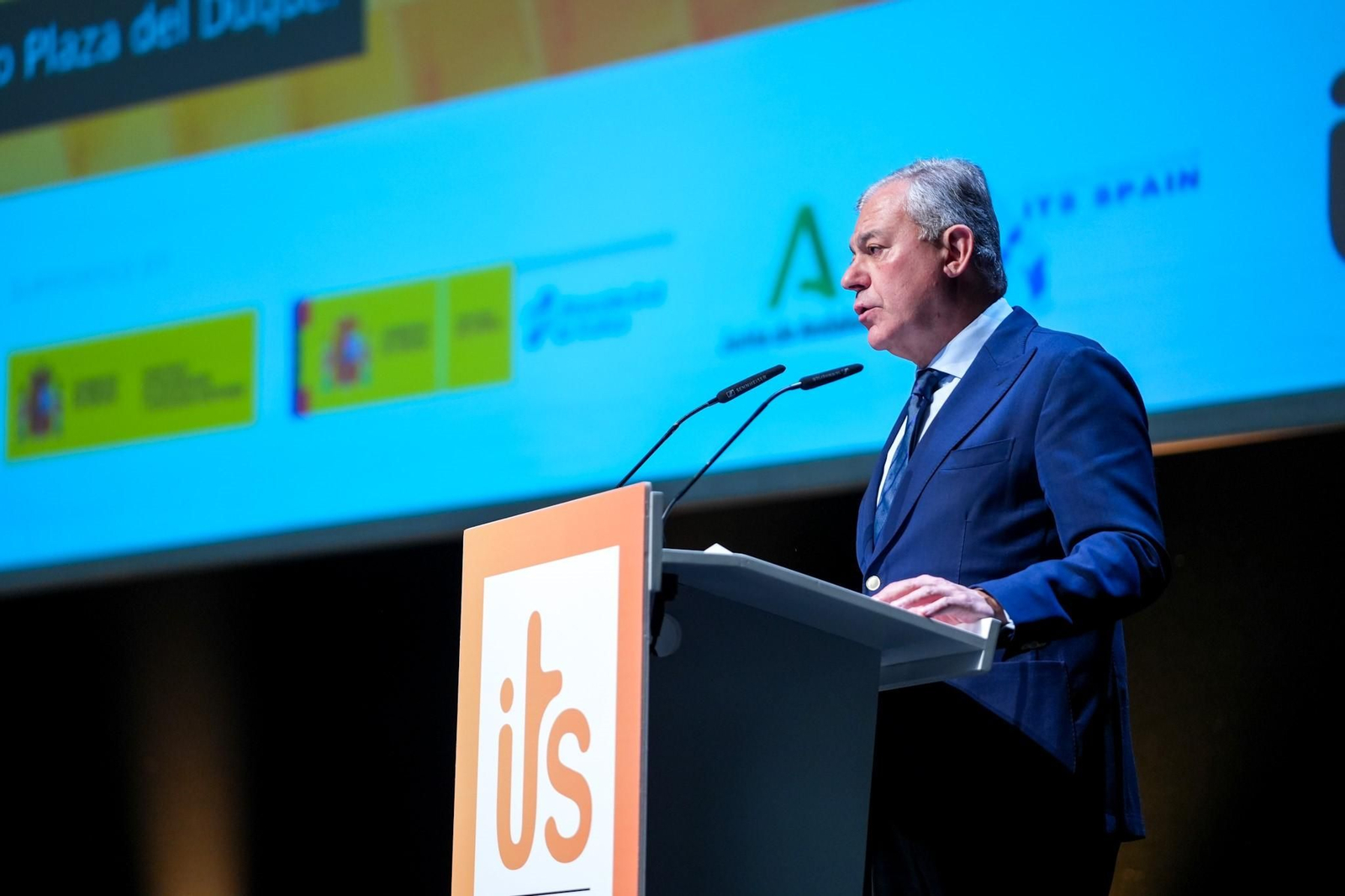 El alcalde de Sevilla José Luis Sanz acudió el lunes por la tarde al Congreso de movilidad para la inauguración con autoridades