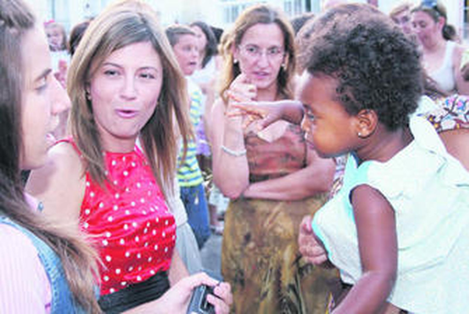 Una convecina saluda y pone al día a Bibiana Aído, durante su paseo hasta el parque Félix Rodríguez de la Fuente, donde se celebró el pregón.