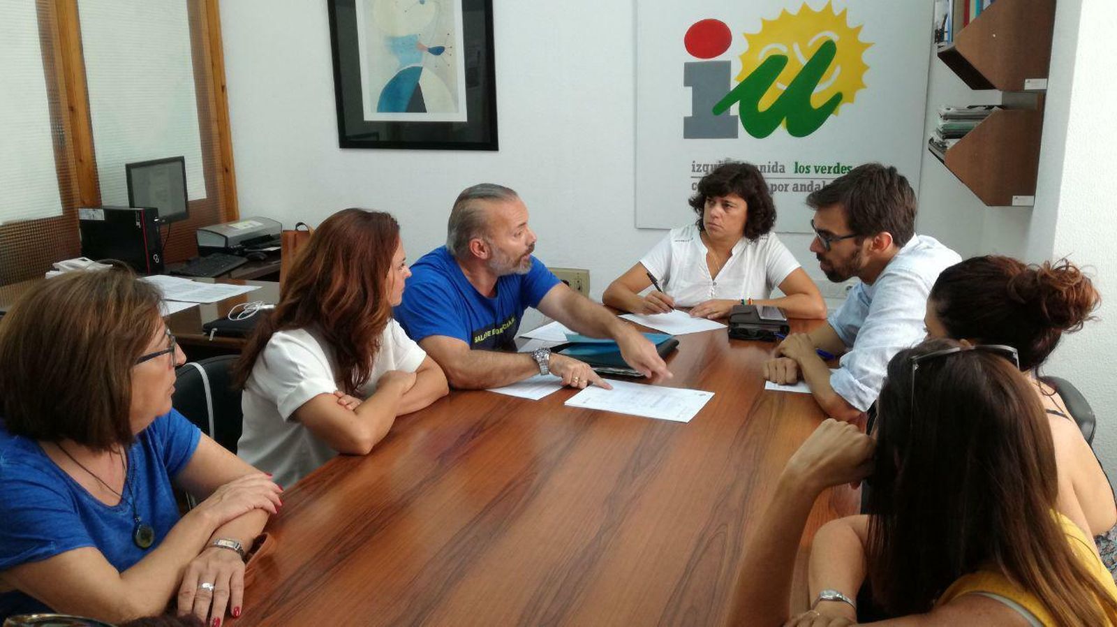 Carmen Álvarez y José Luis Bueno, con los trabajadores del 085.