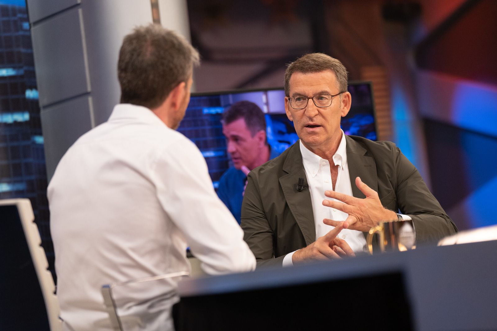 Núñez Feijóo en un típico gesto de enumeración relajada ante Pablo Motos en 'El Hormiguero'