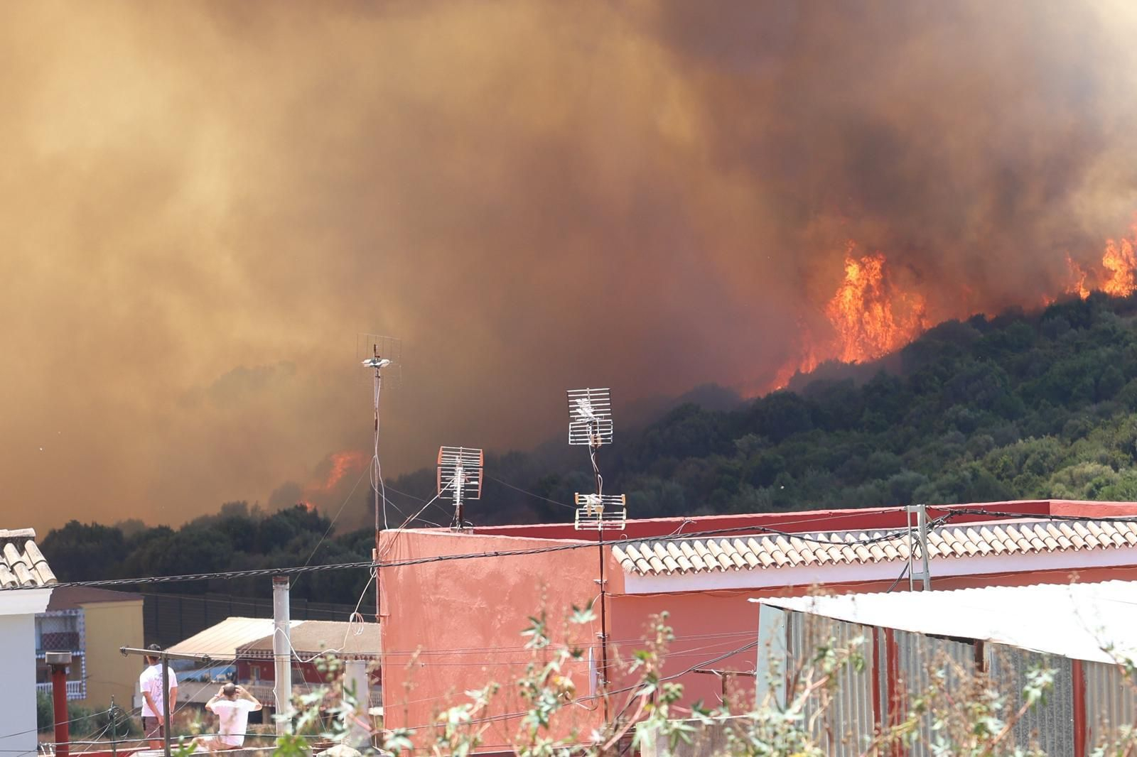 El Infoca combate un incendio forestal en el paraje de Botafuegos, en Algeciras. El Infoca combate un incendio forestal en el paraje de Botafuegos, en Algeciras.