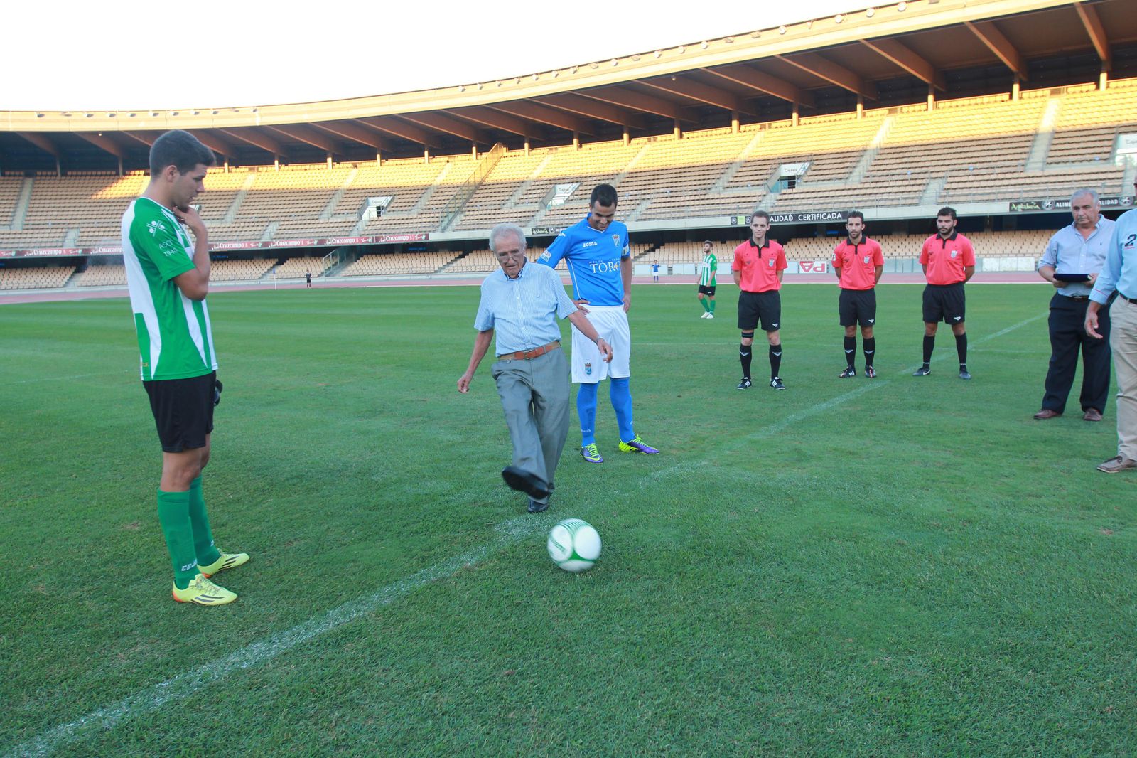 Rafa Verdú hizo el saque de honor en el trofeo que el XCD disputó ante el Sanluqueño en Chapín en la 14/15.