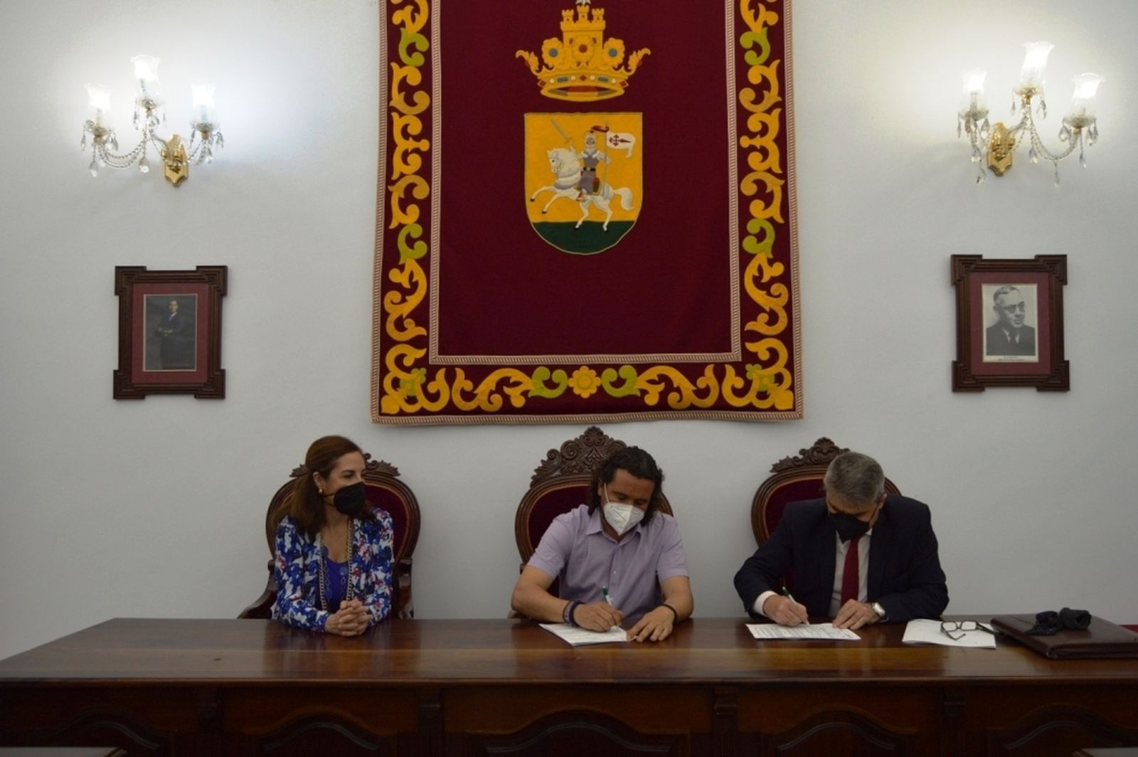 El alcalde junto con responsables de Unicaja durante la firma del crédito.