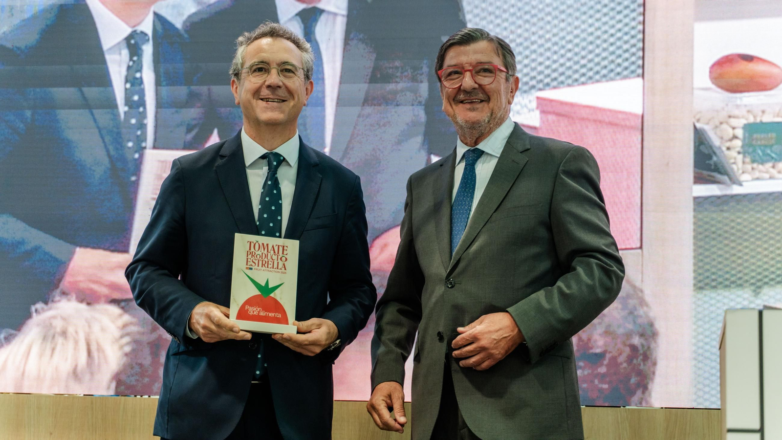 Eduardo Baaamonde, presidente de Cajamar Caja Rural, recibe el premio Innovación.