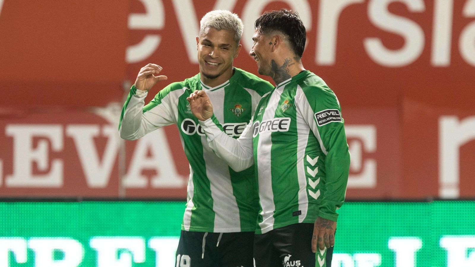 Chimy Ávila celebra junto a Cucho Hernández su gol.