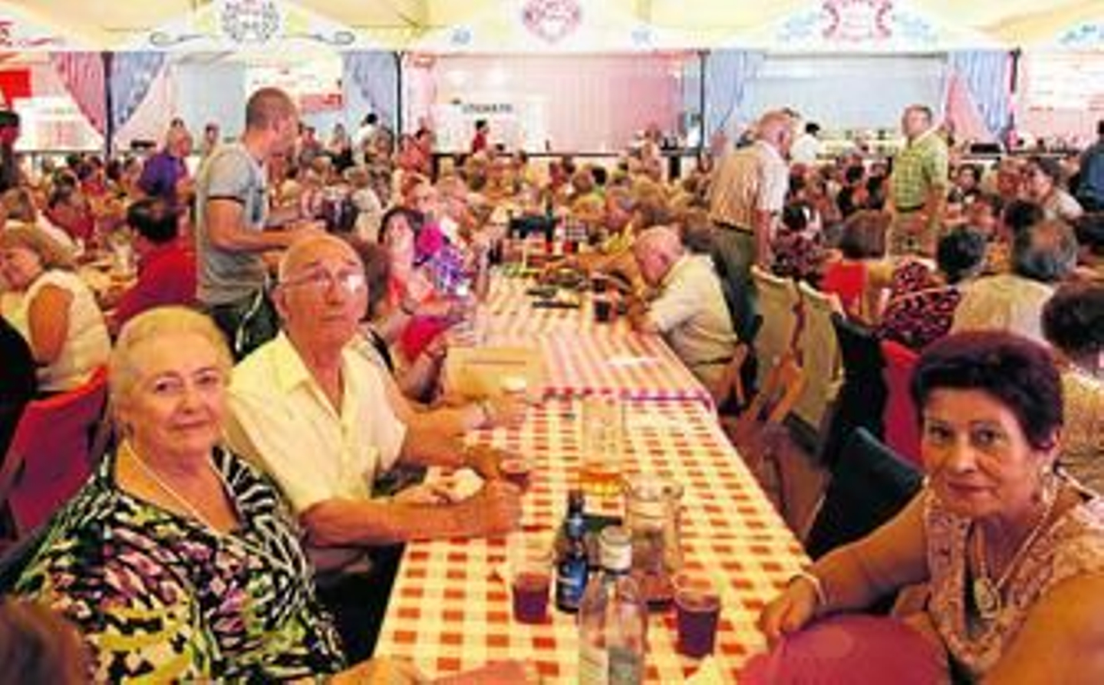 Una de las mesas de las asociaciones de mayores de la capital.