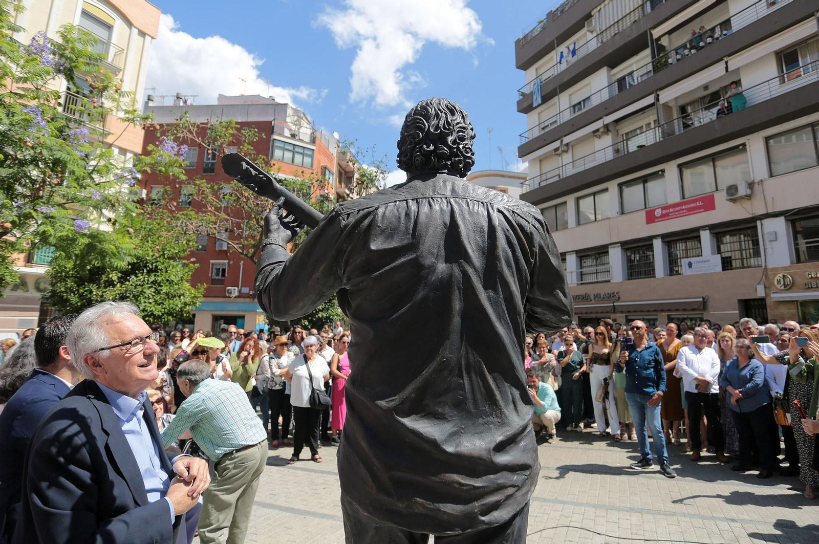 Imágenes del descubrimiento de la escultura en honor a Joseli Carrión