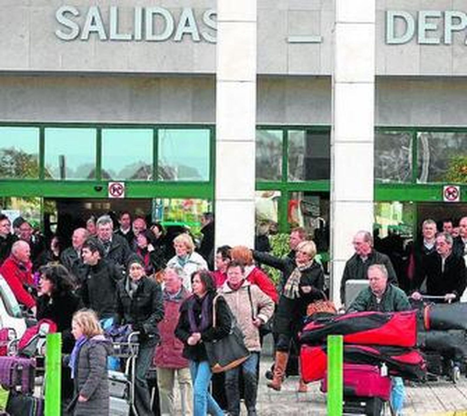 Los pasajeros del vuelo Jerez-Viena salen para coger el autobús.