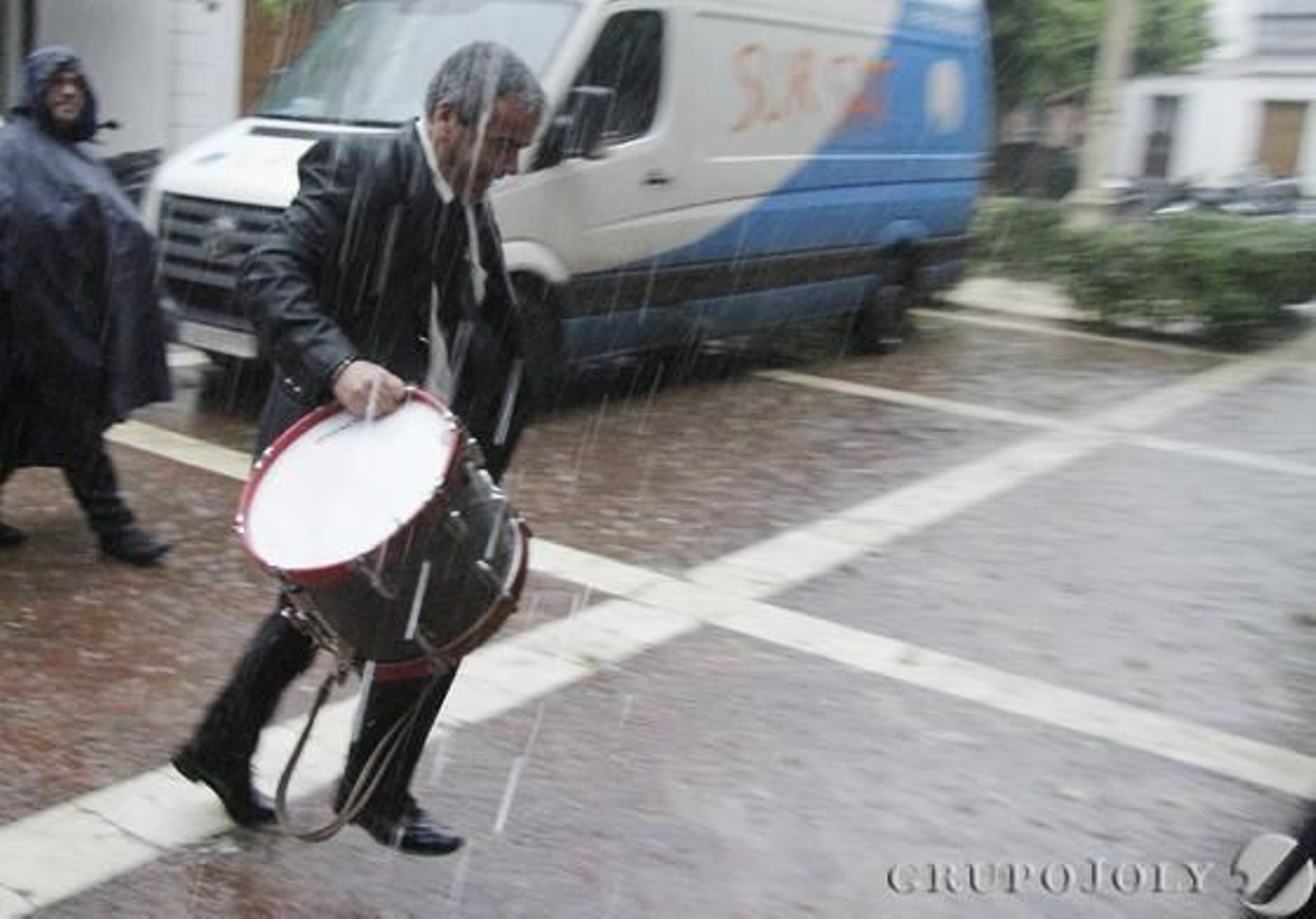Un músico bajo una intensa lluvia.

Foto: Victoria Hidalgo
