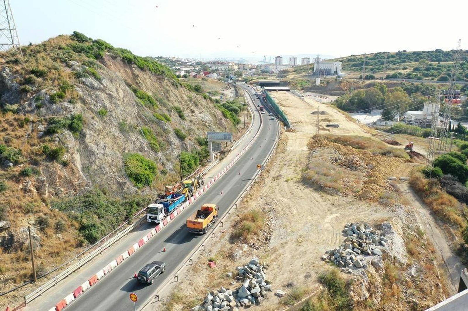 Panorámica de los trabajos en el entorno de la carretera de Los Yanquis (CA-224), cerrada al tráfico desde octubre y aún pendiente de reapertura.