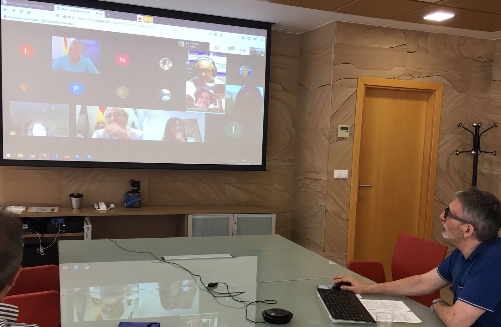 El rector de la UCA, siguiendo el curso de manera telemática.