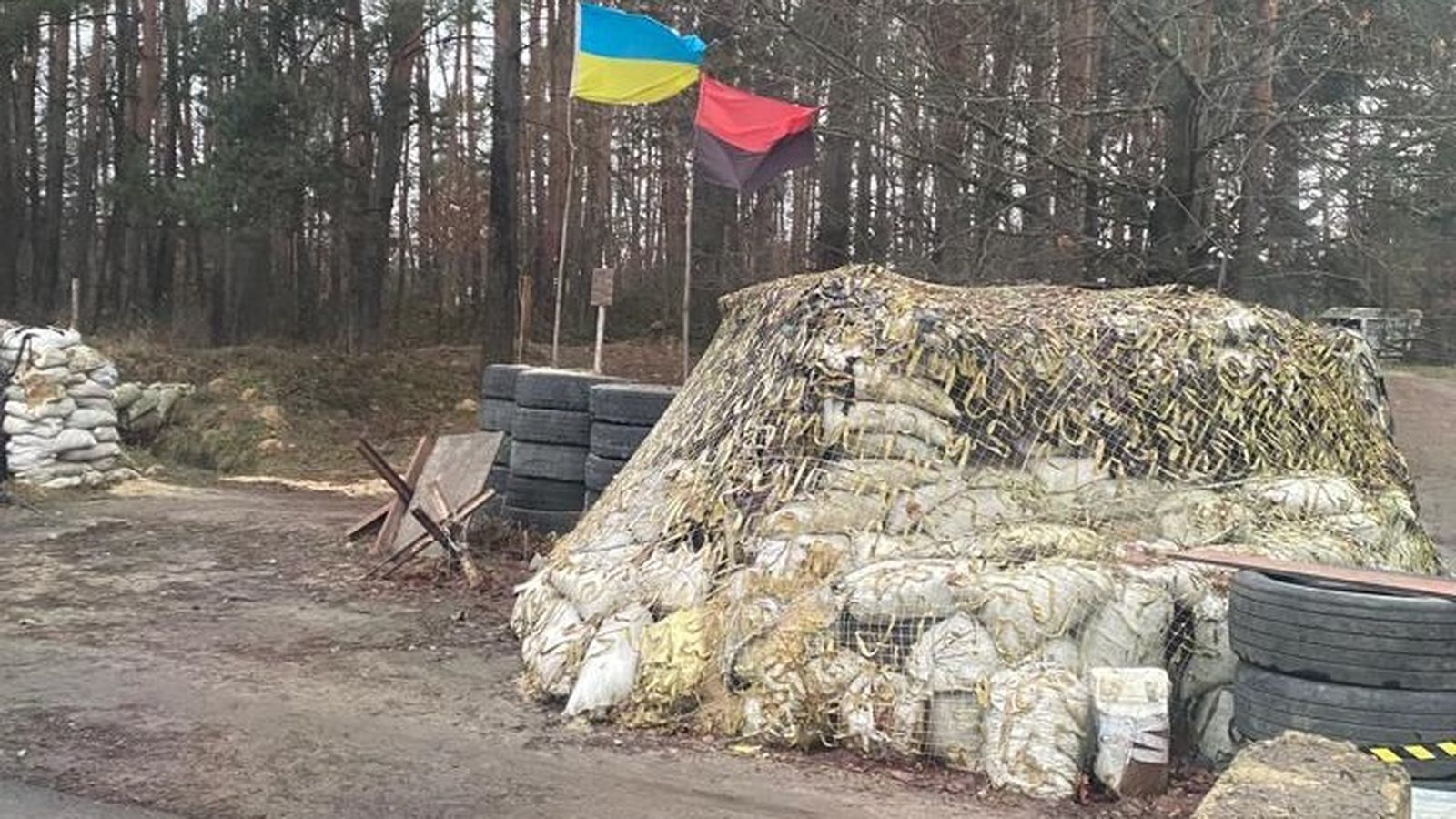 Una barricada por la que pasó Maxim con su vehículo.