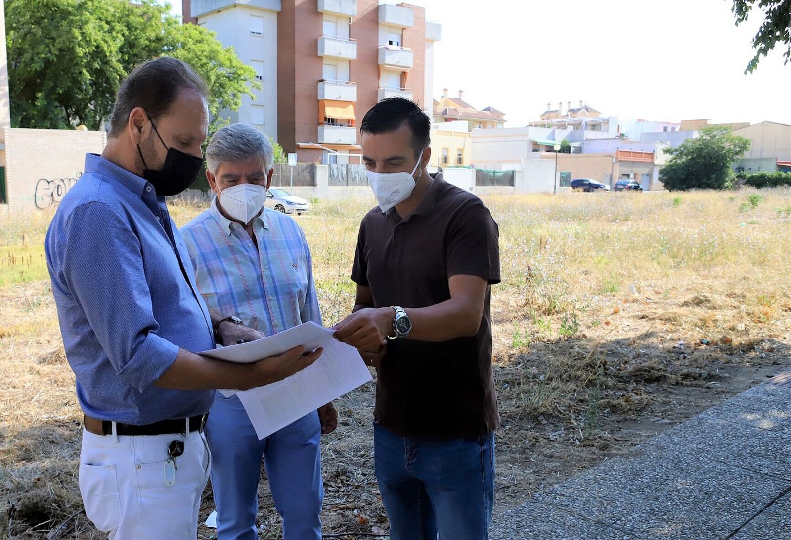José Antonio Díaz y técnicos de Urbanismo en un local abandonado en la calle Varsovia.