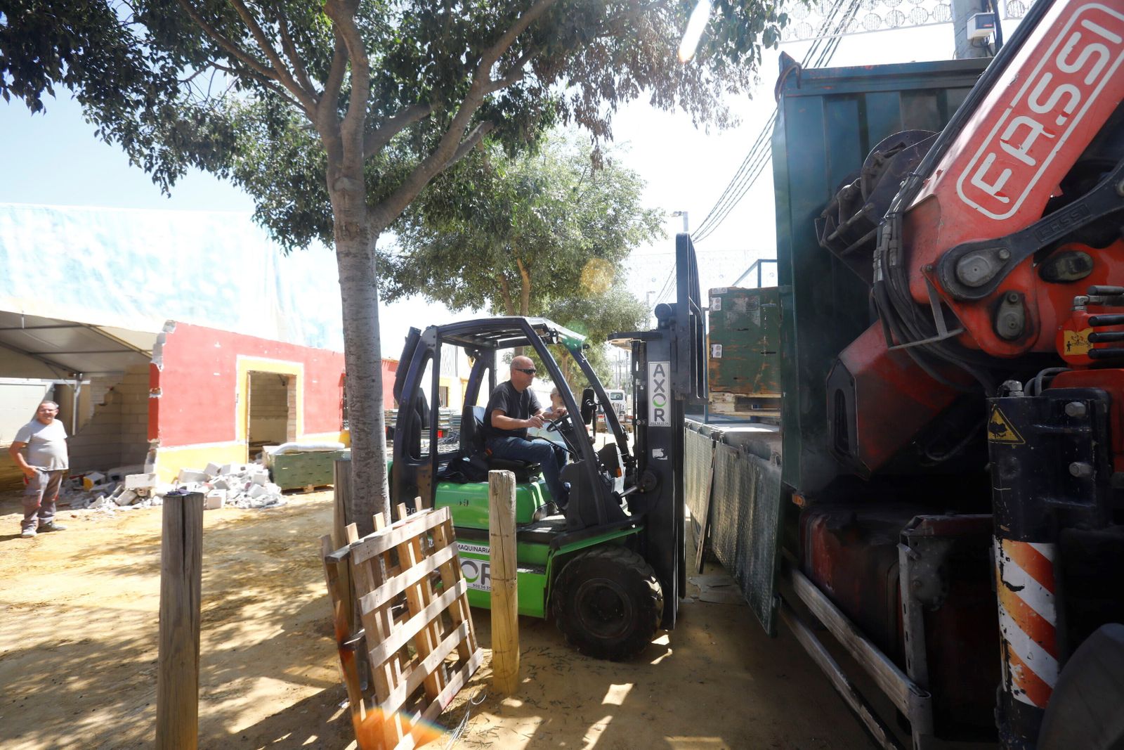El desmontaje de las casetas y atracciones de la Feria de Córdoba, en imágenes