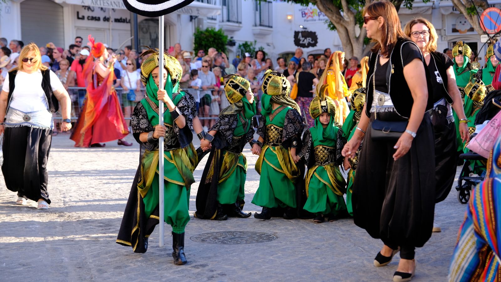 El espectacular desfile de Moros y Cristianos de Mojácar, en imágenes