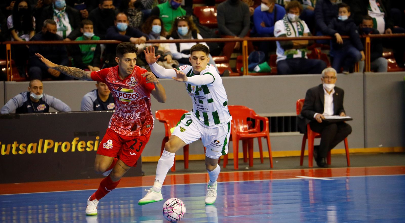 Álex Viana pugna con Darío por el balón.