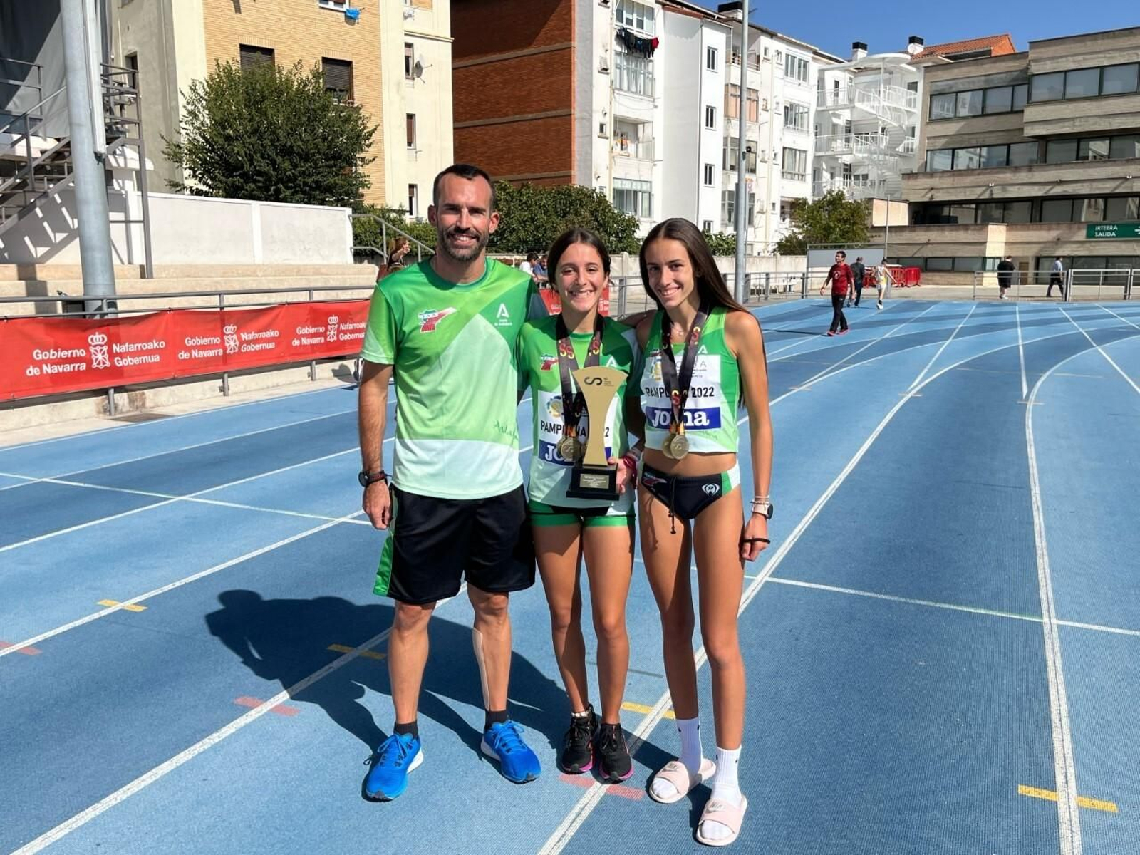 Saúl Sáez, Marina Delgado y Alba Ruiz, del Bahía.
