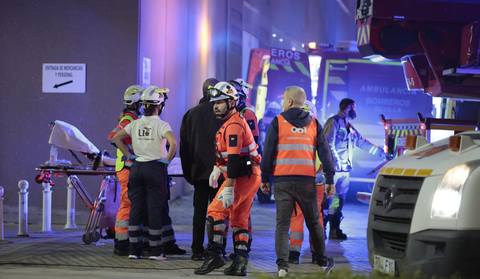 Las imágenes del incendio en el Hotel Isla de la Cartuja