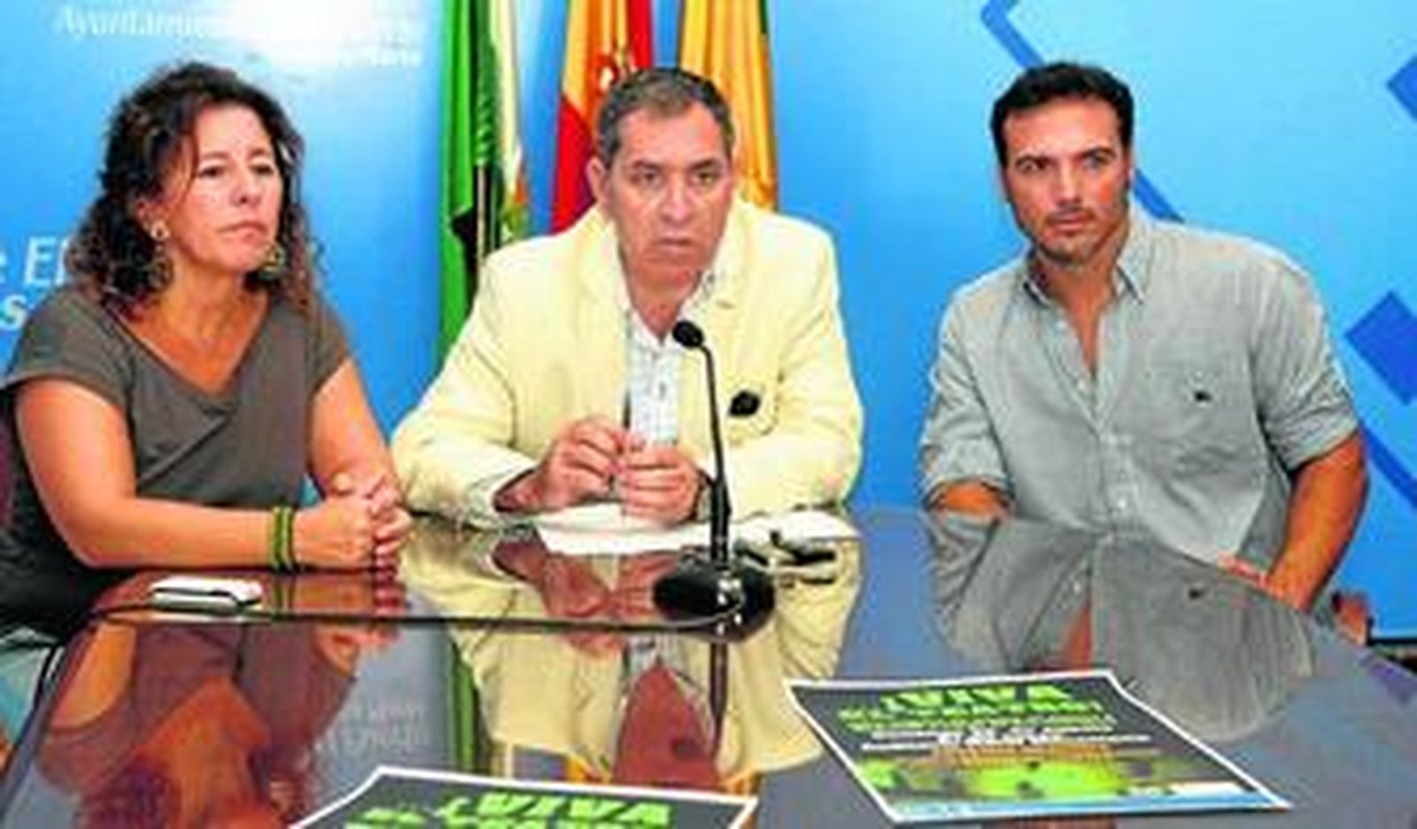 Enrique Miranda presentó la obra del domingo junto a los responsables de Juventud.