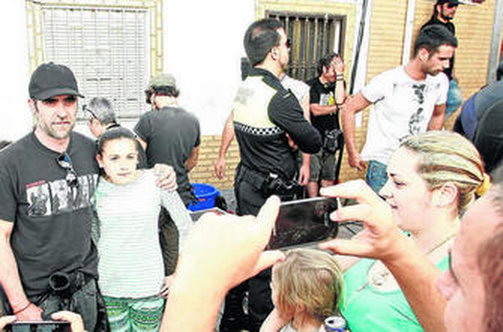 El actor Luis Tosar se fotografía con los vecinos de La Bajadilla.