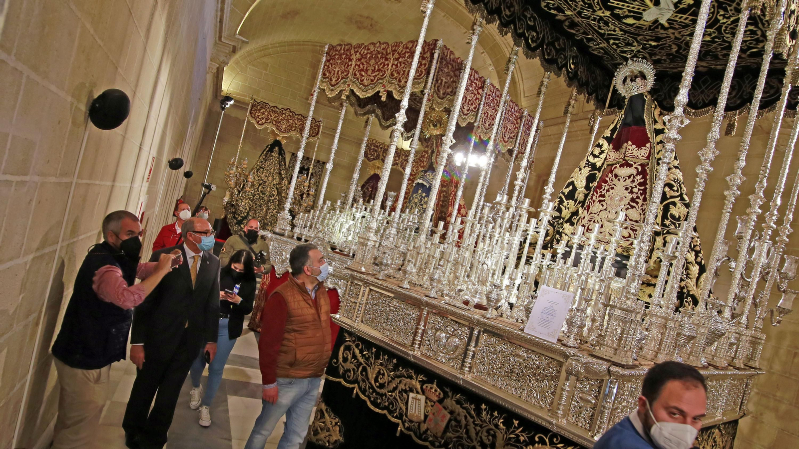 Imágenes de la magna exposición de las cofradías en Los Claustros