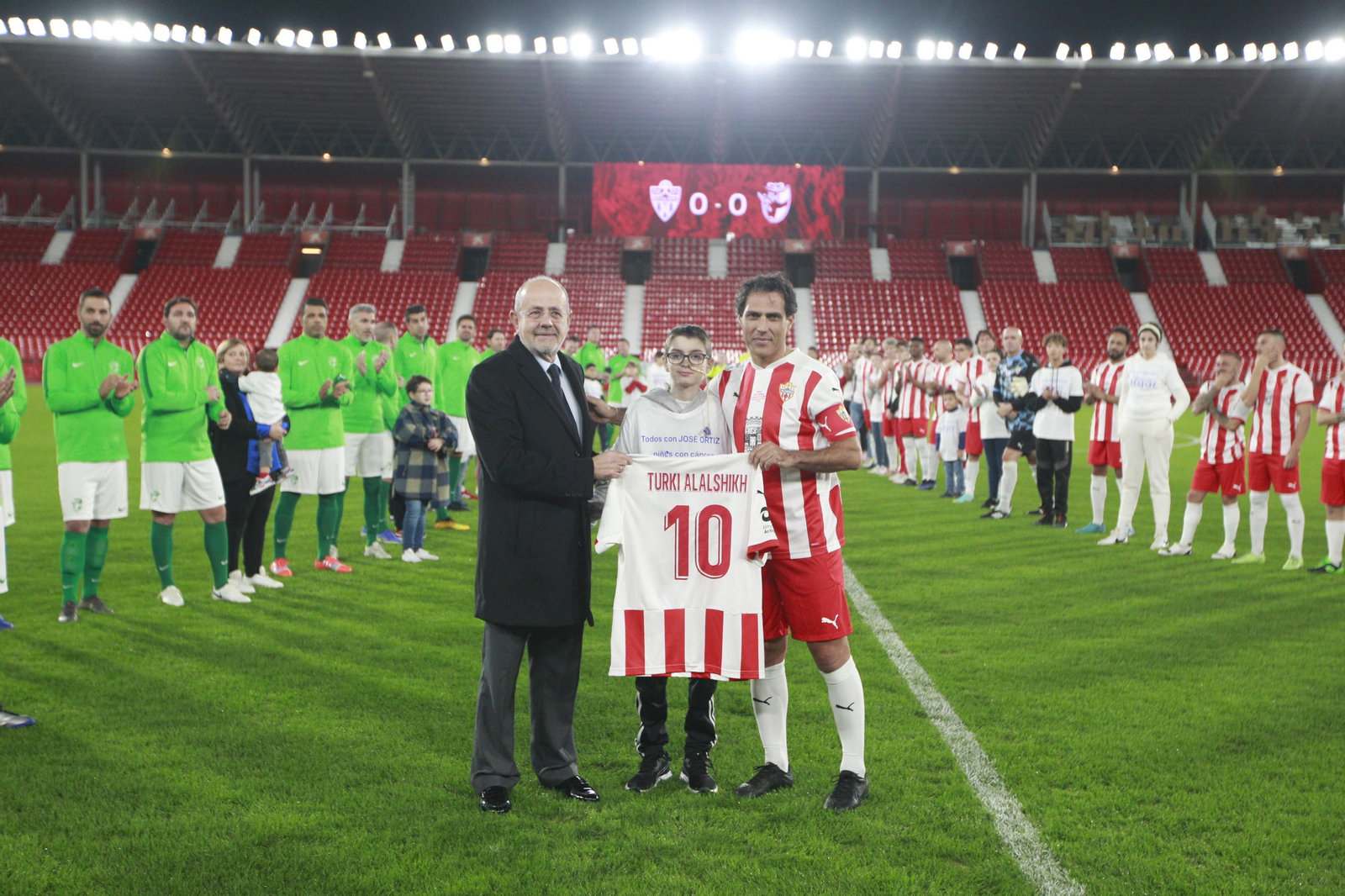 Imágenes del partido homenaje al 'eterno' capitán de la U.D. Almería, José Ortiz