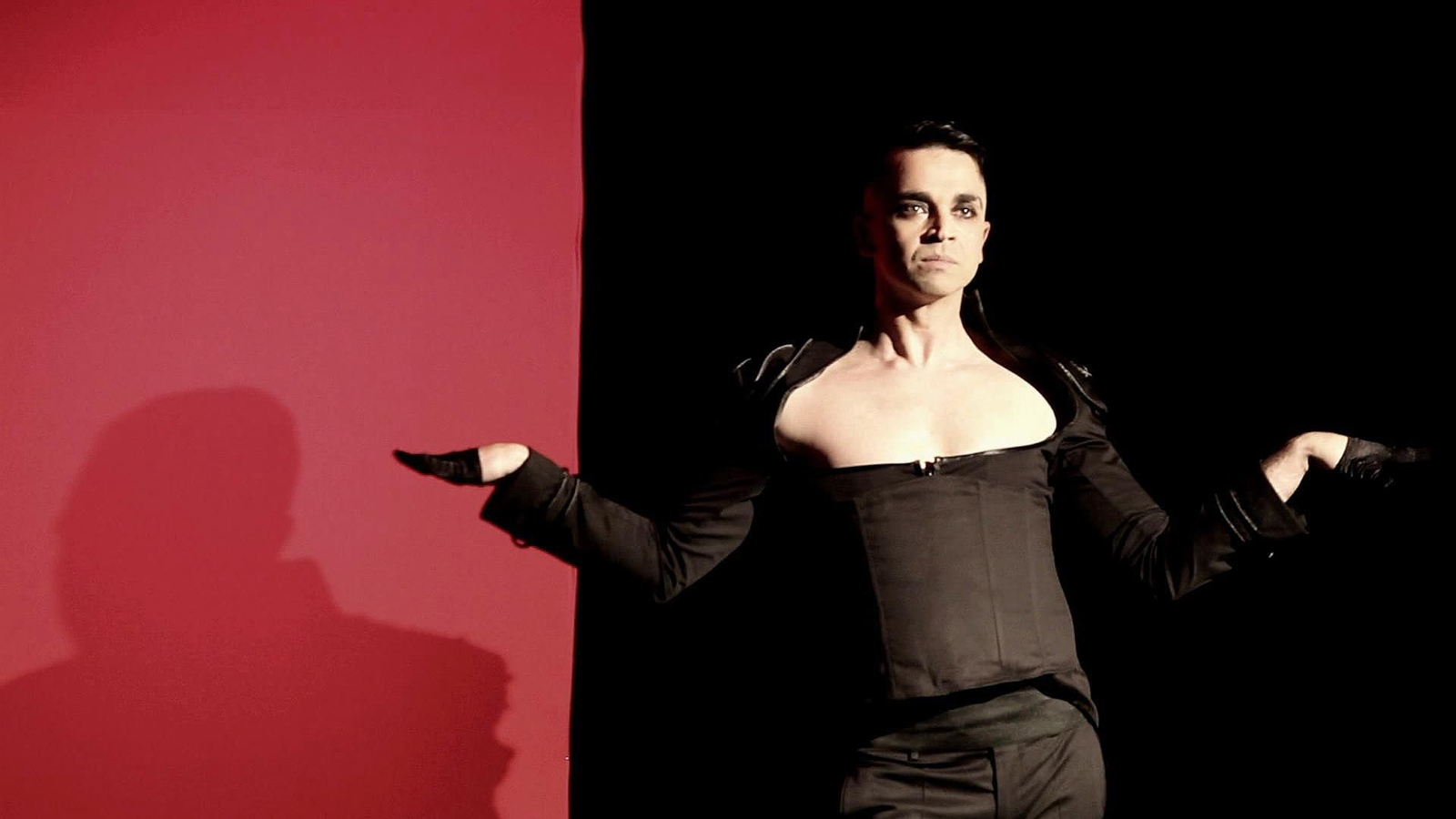 El actor Óliver Gil encarna el papel de 'Jolene' en la comedia cabaret del mismo nombre.