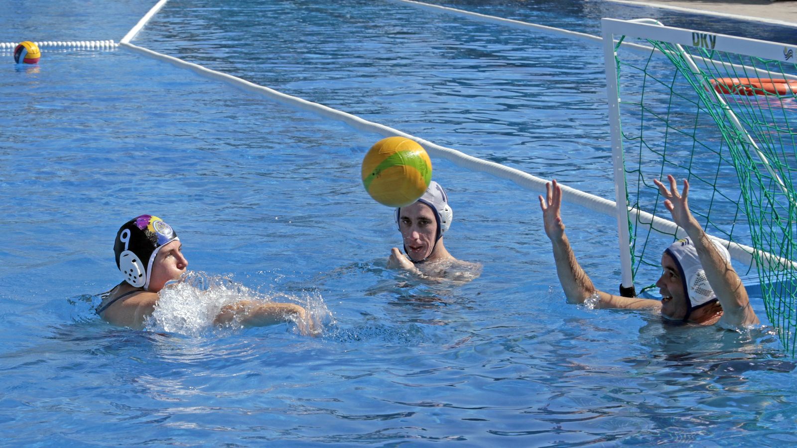 Imágenes de las actividades de waterpolo inclusivo DkV, Ayuntamiento y varias asociaciones en Piscina Jerez Arena Village