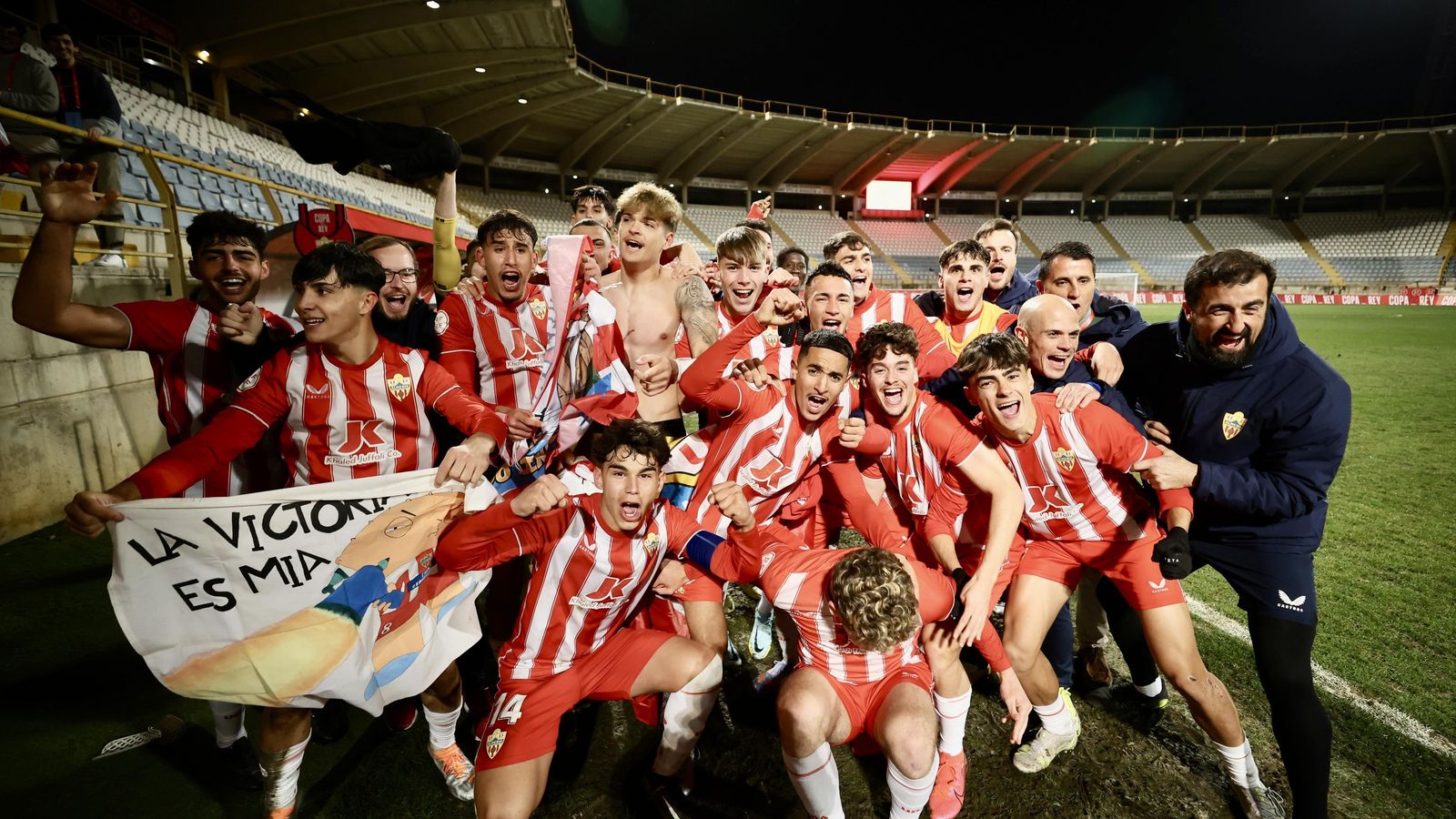 Los rojiblancos celebran el pase a la final de la Copa del Rey juvenil.