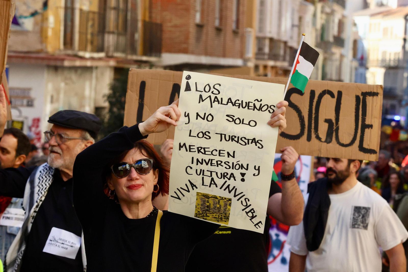 Cientos de personas salen a las calles de Málaga en apoyo a La Invisible, en fotos