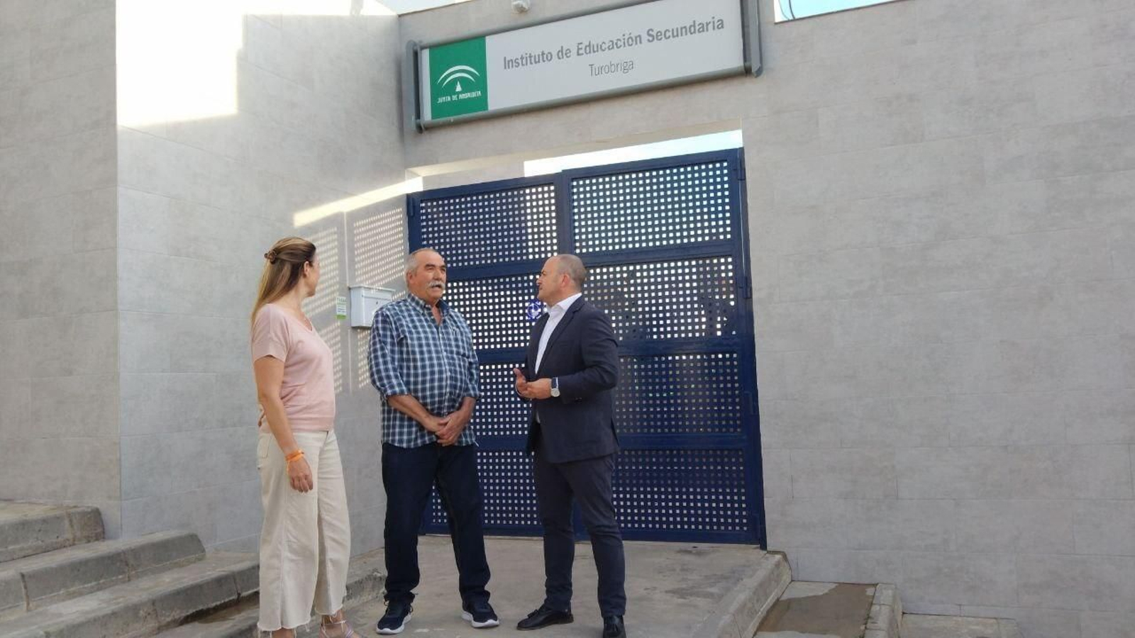 Julio Díaz, cabeza de Cs por Huelva al 19J, junto a la número dos de la candidatura, Pilar Lucio, y el concejal de Cs en Aroche, Paulino Sosa. Julio Díaz, cabeza de Cs por Huelva al 19J, junto a la número dos de la candidatura, Pilar Lucio, y el concejal de Cs en Aroche, Paulino Sosa.