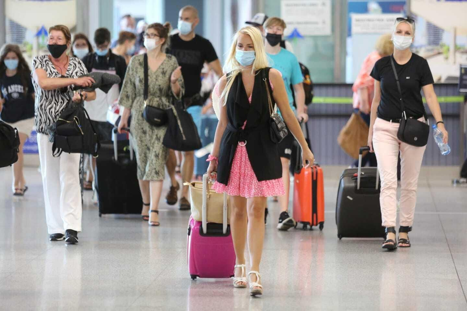 El desembarco de británicos en el aeropuerto de Málaga, en fotos