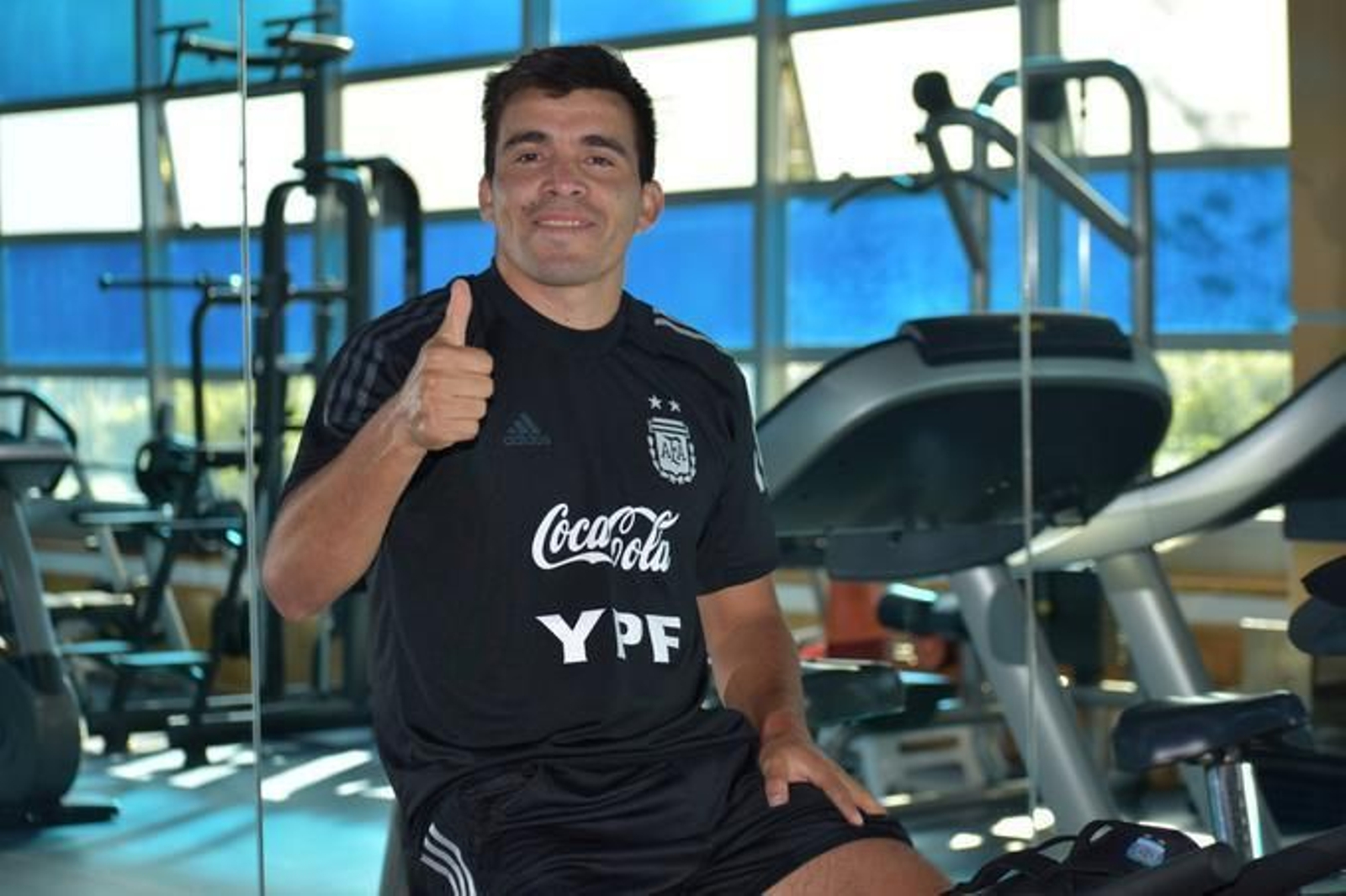 Acuña hace un gesto de aprobación mientras se ejercita aparte en Ezeiza.