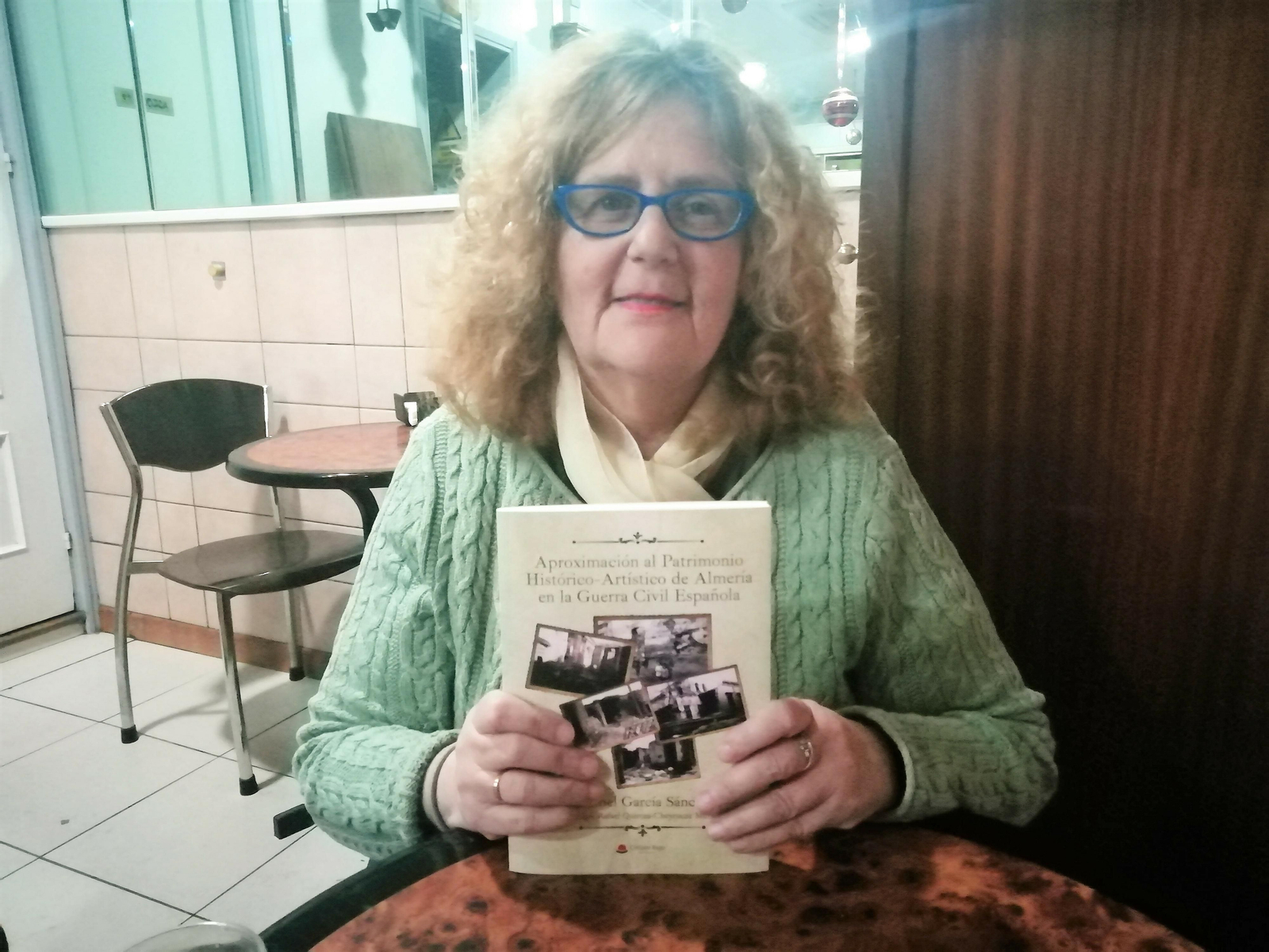 Maribel García Sánchez con la obra que ha publicado en torno al patrimonio destruido en la Guerra en Almería.