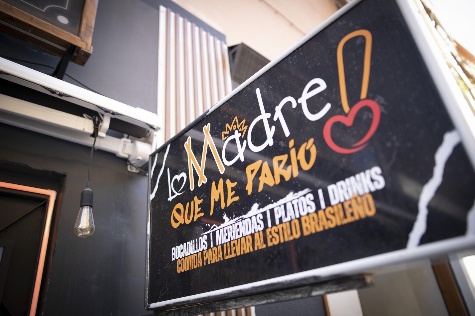 La Madre que me Parió se encuentra en la calle Pintor Zuloaga, 29.