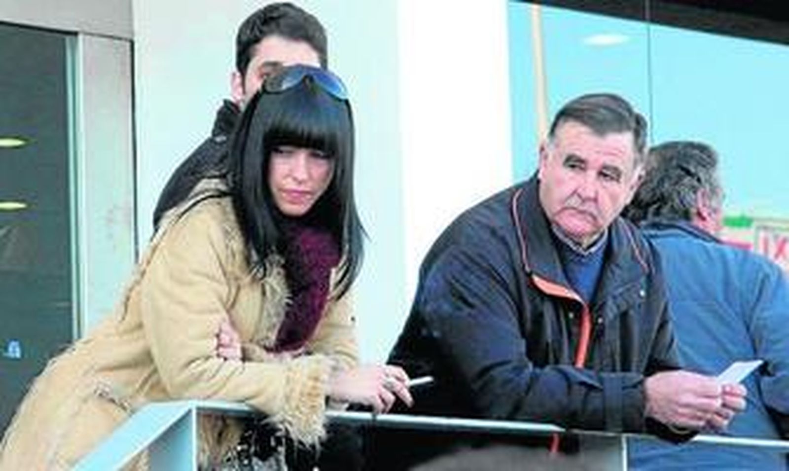 Manuel Urbano, junto con los familiares de José Béjar, en las puertas del tanatorio de San Jerónimo.