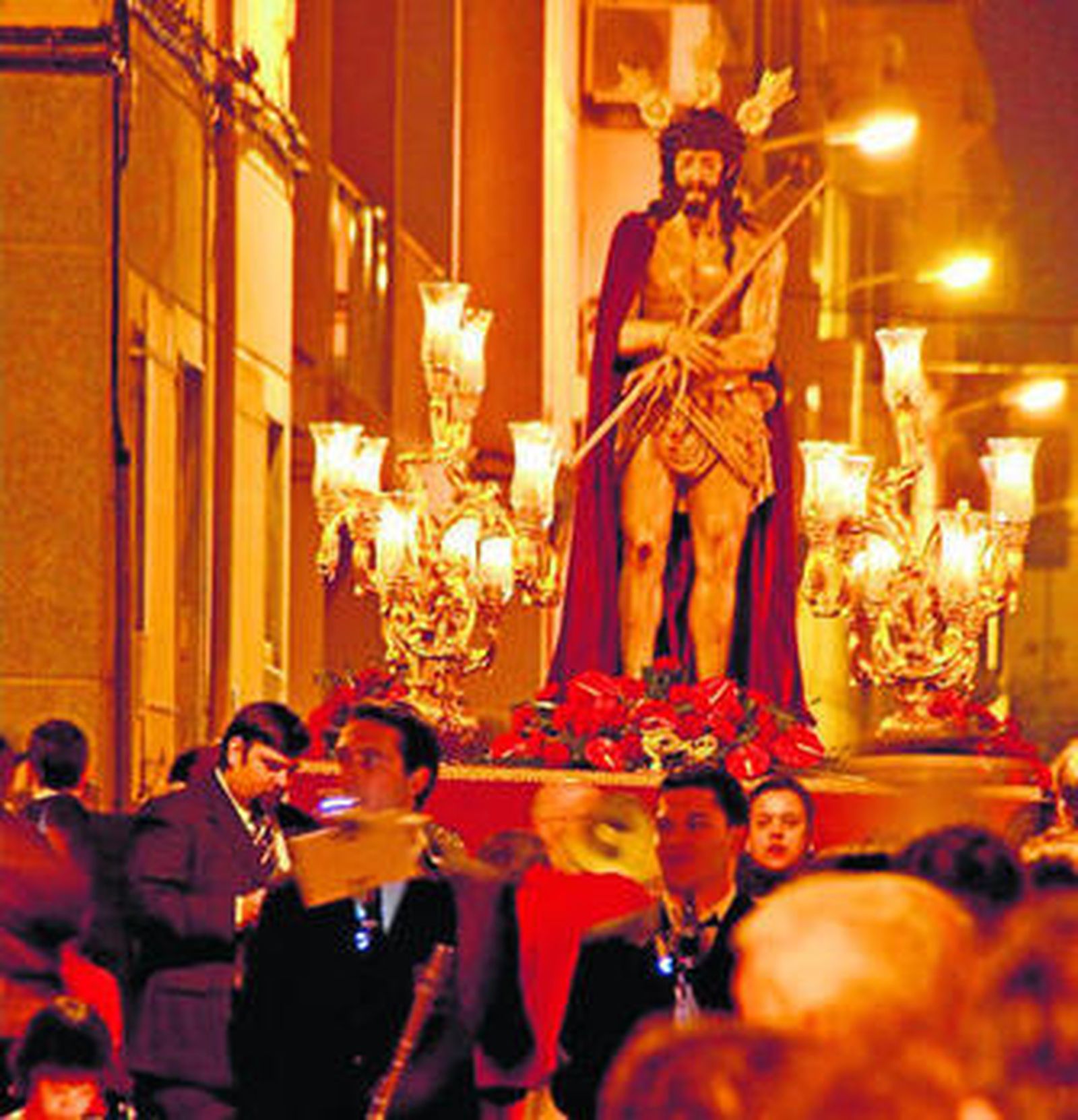 Momento del recorrido por las calles de Los Molinos de Nuestro Padre Jesús de Humilad y Paciencia.