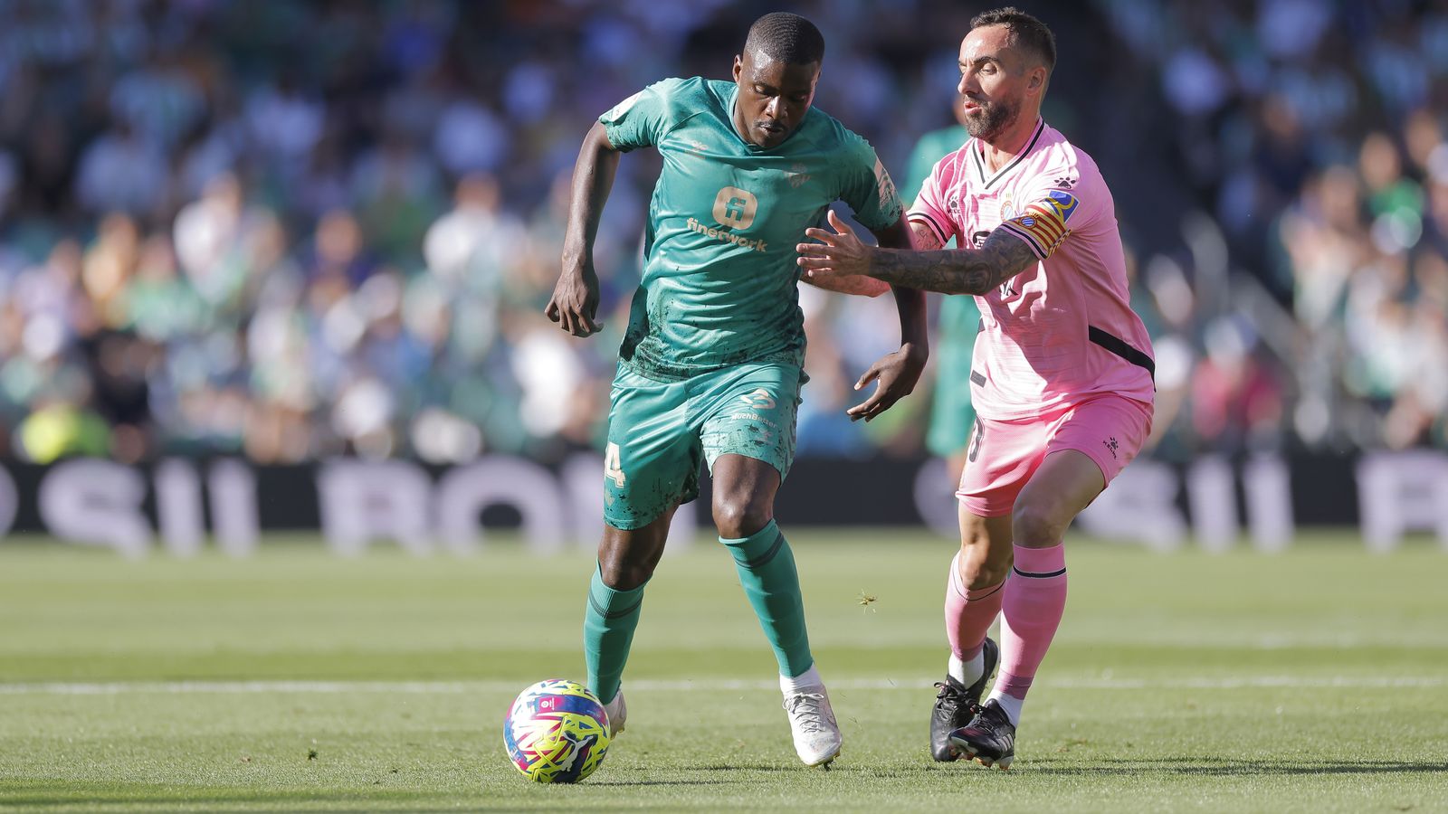 El portugués William Carvalho conduce la pelota ante Sergi Darder.