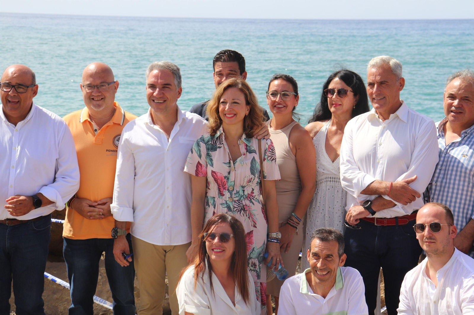 Bendodo, junto al equipo de campaña del 23-J